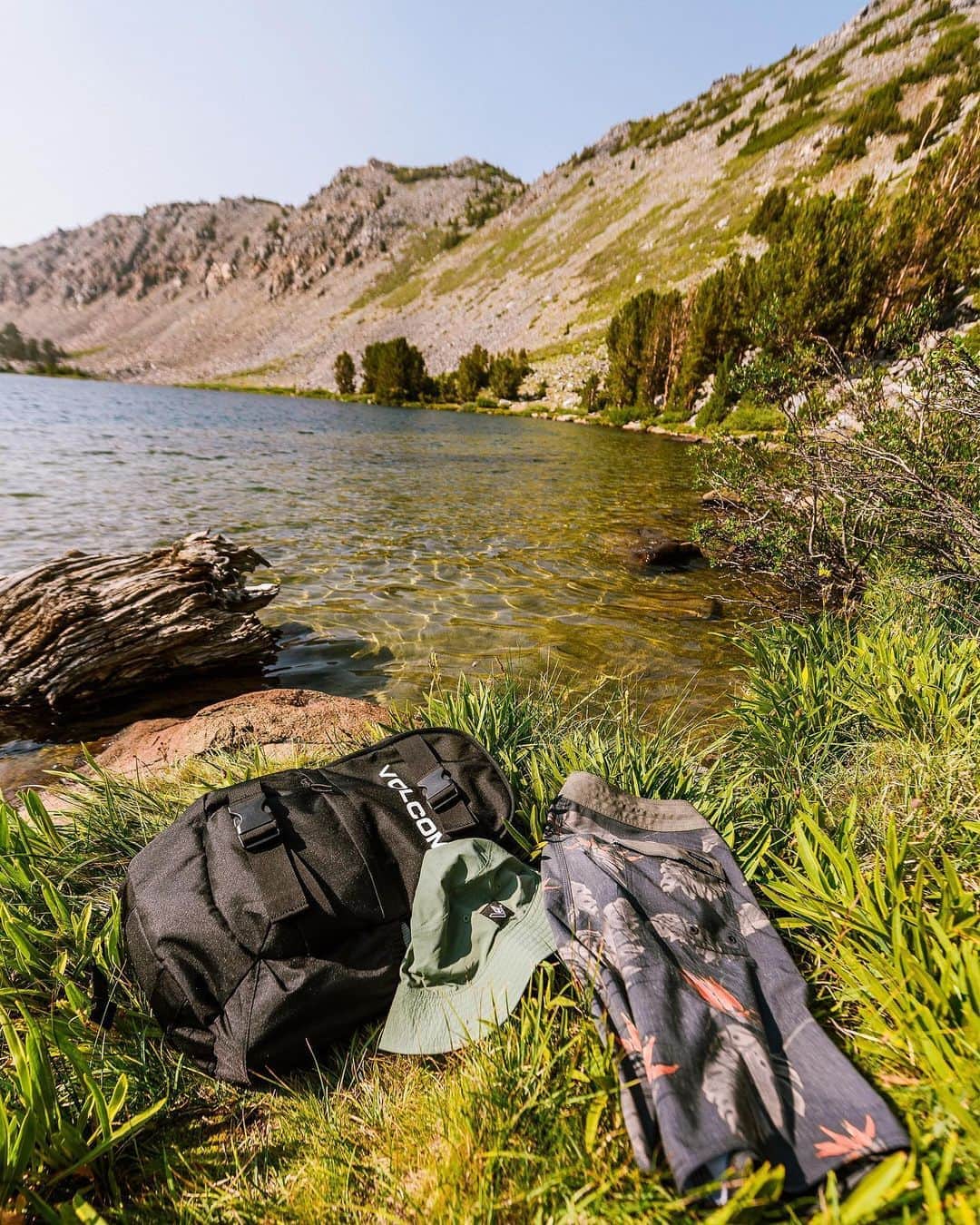 ボルコムのインスタグラム：「@remystratton taking the #YOTAvolcom out for a spin in search of a dip at 11,000 feet in the Sierra’s! ⛰️ #taptoshop the adventure essentials!」