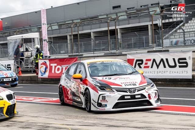 Toyota team thailandさんのインスタグラム写真 - (Toyota team thailandInstagram)「วันนี้แล้วนะครับ ✌🏼✌🏼🇹🇭 สู้ๆ ไทยแลนด์ 🇹🇭✌🏼✌🏼 กับบทพิสูจน์สมรรถนะและความแกร่งของทั้งรถและคน บนสนามแข่ง Nürburgring ที่ท้าทาย อันตรายกว่าใคร 24 ชั่วโมงต่อเนื่อง Toyota Gazoo Racing team Thailand กับปีที่ 7 ในรายการแข่งขันรถยนต์ทางเรียบมาราธอนระดับโลก ADAC TOTAL 24-Hour Race Nürburgring 2020 ในวันที่ 24-27 กันยายน นี้  ด้วยความมุ่งมั่นที่จะยกระดับพัฒนาวงการมอเตอร์สปอร์ตไทย พวกเราพร้อมรถคันใหม่ Toyota Corolla Altis GR Sport หมายเลข 119 และ 120 ลงแข่งในรุ่น Super Production 3 (SP3)  Car No. 119: Arto, MadCow, Man, Ton Car No. 120: Hong, Jum, Naoki ผล Qualifying 3: รถหมายเลข #120 อยู่อันดับที่ 2 ในรุ่น SP3 และ Overall 83 LapTime 10:19.447 รถหมายเลข #119 อยู่อันดับที่ 3 ในรุ่น SP3 และ Overall 85 LapTime10:19.517 จากจำนวนรถลงแข่งขันทั้งหมด Overall 97 คัน เป็นกำลังใจให้ทีมแข่งสัญชาติไทยทีมแรกและเดียวในรายการ กับศึกวัดใจ รถต้องอึด คนต้องทน ติดตามเชียร์พวกเราได้ที่นี่ • 24h. Race - September 26, 4:15 PM: https://www.youtube.com/watch?v=2LGapfk2q-s  โดยนักแข่งและทีมงานทุกคนได้ปฏิบัติตามมาตรการป้องกันการแพร่ระบาดของโรคโควิด - 19 อย่างเคร่งครัด #อยากเห็นคนไทยหัวใจมอเตอร์สปอร์ต #TeamWork #TOYOTAteamThailand #CheerThai #ThaiPride #ไม่เชียร์ไทยแล้วจะเชียร์ใคร #แข่งรถ #นักแข่ง #ทีมคนไทย #Car #RaceCar #Racing #SuperCar #Corolla #Altis #GRsport #Nürburgring #TheGreenHell #24h #Endurance」9月26日 8時56分 - toyotagazooracingteamthailand