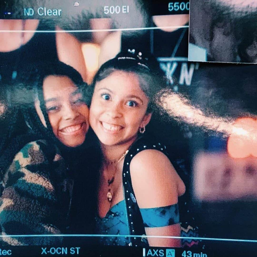 ネットフリックスさんのインスタグラム写真 - (ネットフリックスInstagram)「love these IRL bffs 💕 [📺 @julieandthephantoms ]」9月26日 8時57分 - netflix