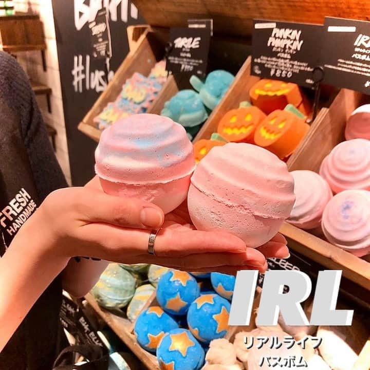 キャナルシティ博多のインスタグラム：「＼今日は風呂(26)の日🛀／ LUSH / サウスビル2F @lush_canalcity  朝晩冷えるこの時期。 今日は風呂(26)の日。ゆっくり湯船に浸かりたいですね🛀  今月のおすすめバスボムはこちら💁‍♀️ 【数量限定・新作】リアルライフ バスルームにゆっくりと広がるサンセットをイメージ。時にはSNSを忘れてデジタルデトックスを。リアルライフに浸るあなただけの時間をつくりましょう。 ※この商品の売上は全額(消費税除く)、メンタルヘルスに関わる草の根団体に寄付されます。  LUSH店内にはハロウィンシーズンアイテムやギフトが続々入荷中！ LUSHスタッフが更新中のショップアカウントもチェックして。 @lush_canalcity  #canalcityhakata #canalcity #canal #キャナルシティ博多 #キャナル #キャナルシティ #lush #ラッシュ #風呂の日 #バスボム #お風呂 #お風呂時間 #おひとりさま #自分時間 #ハロウィン #ハロウィン限定 #限定 #限定品 #halloween #🎃#コスメ #ハロウィンコスメ #化粧品 #デジタルデトックス #IAMWHOLE #セルフラブ #ハロウィンギフト #ギフト #巾着」