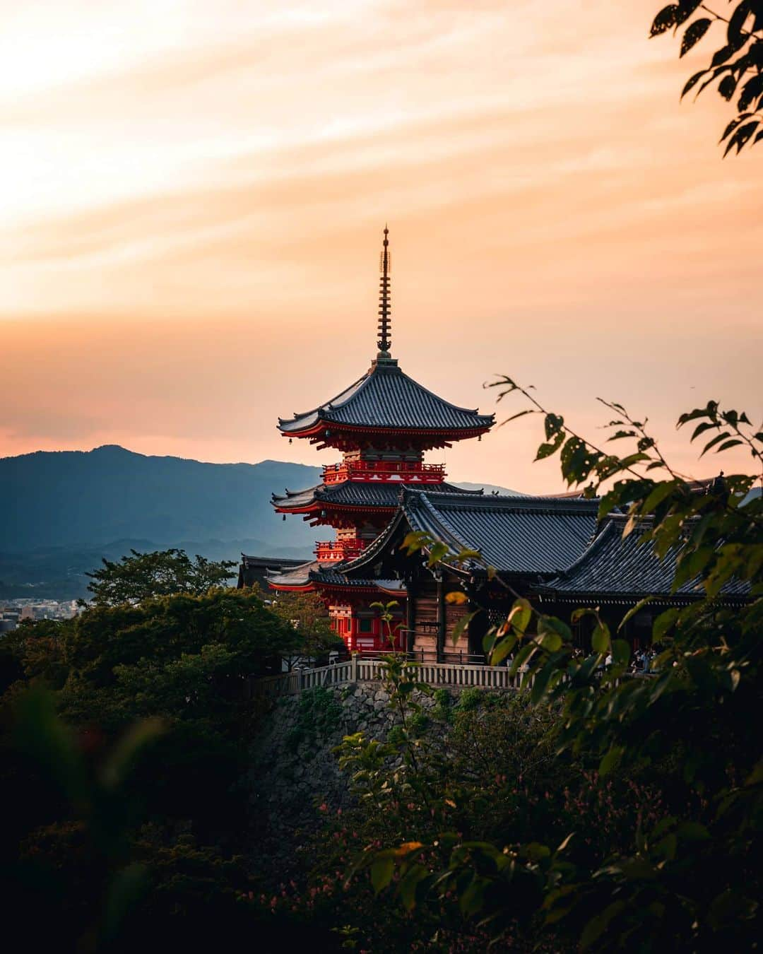 Joshさんのインスタグラム写真 - (JoshInstagram)「- Explore with me another city. Kyoto really is one of the most beautiful cities of the world. I'm so happy I've had the opportunity to visit it almost 5 times just this year alone. Where to next?  . . . . .  . #東京 #東京カメラ部 #日本 #写真部 #ourmoodydays #streetframe #streetclassics #streets_vision #kyoto #urbanandstreet #citygrammers #killyourcity #discoverjapan #discovertokyo #streetmobs  #japan_vacations #urban_shutter #streetdreamsmag #japanawaits #citykillerz #street_focus_on #streetgrammer #visitjapanjp #explorejapan #fatalframes #agameoftones #rawurbanshots #moodygrams #japan」9月26日 9時00分 - joshtaylorjp