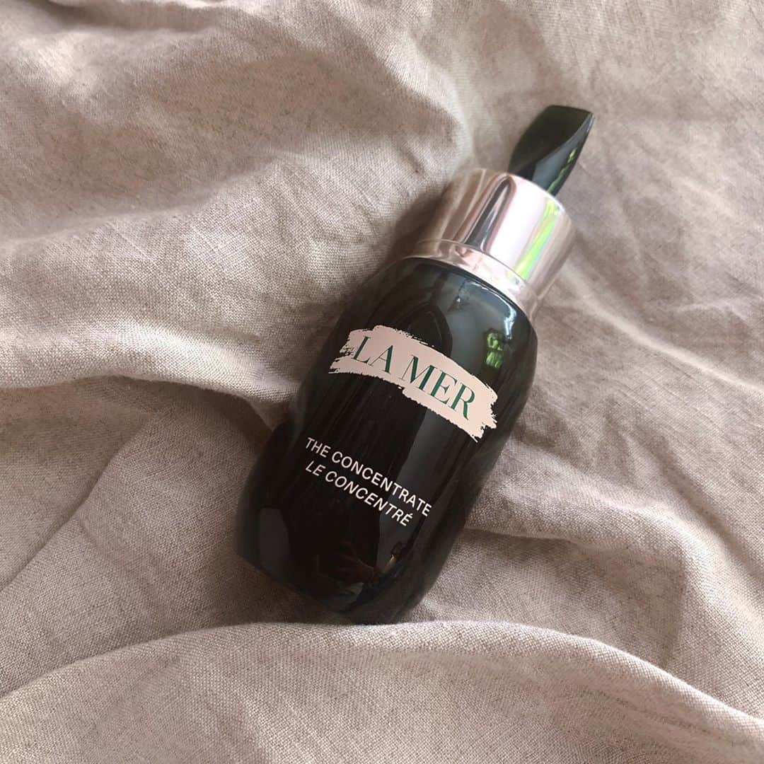 Helena Glazer Hodneさんのインスタグラム写真 - (Helena Glazer HodneInstagram)「Question for you all: have you guys used any beauty or skincare products that have really wowed you? I've been sharing @lamer's New Concentrate Serum on stories a lot, but for me, it's at the top of my list. I use it after toning and vitamin C in the AM and under my nighttime cream in the PM. It's a barrier serum that really helps protect and strengthen the skin. I have a highlight saved to my stories (titled 'La Mer') which goes into detail on how I use. #TheConcentrate #LoveLaMer #LaMerInfluencer」9月26日 9時03分 - brooklynblonde1