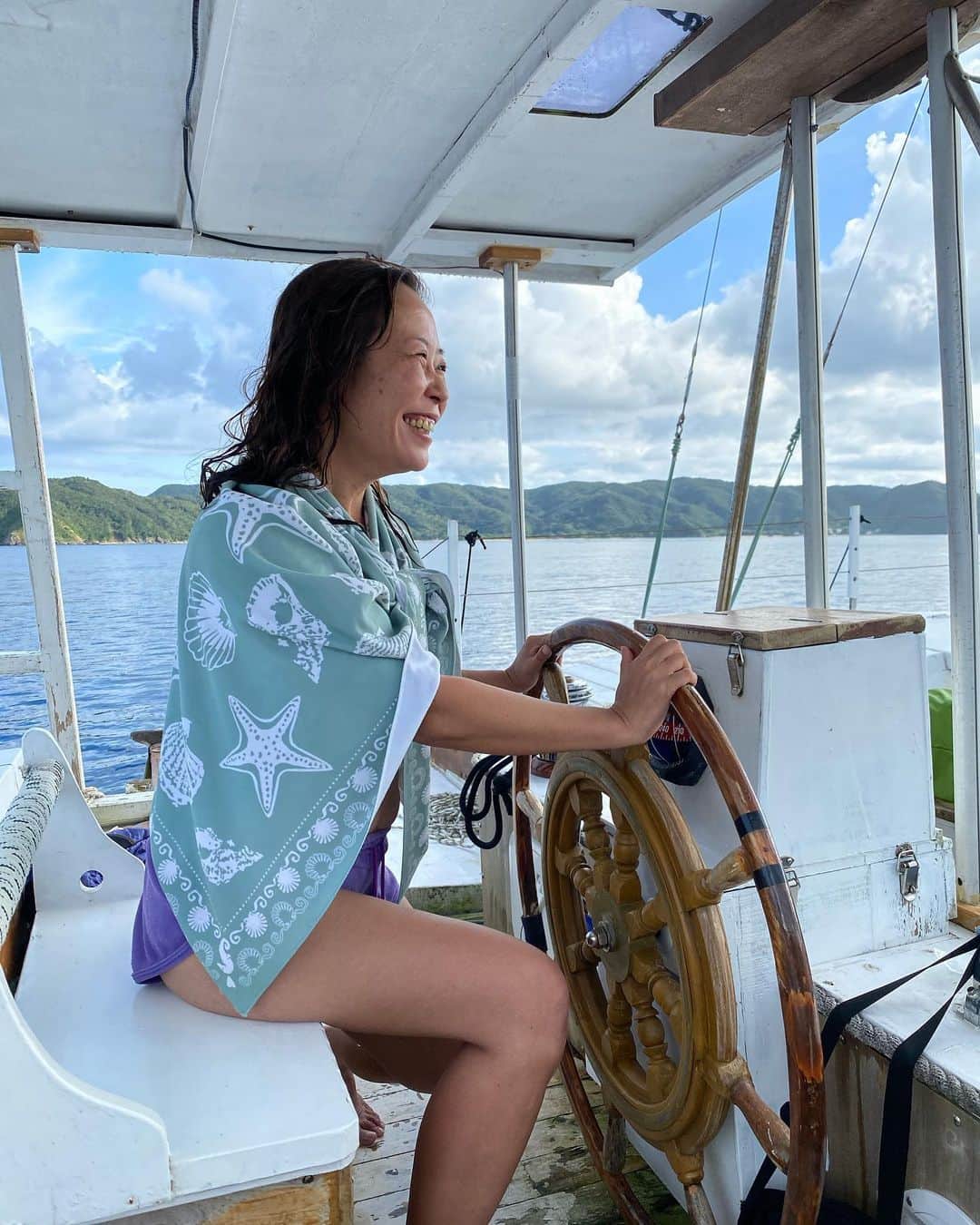 三谷晶子のインスタグラム：「初めてのうんてん。  #加計呂麻島　 #ヨット  #grandbluekakeroma」