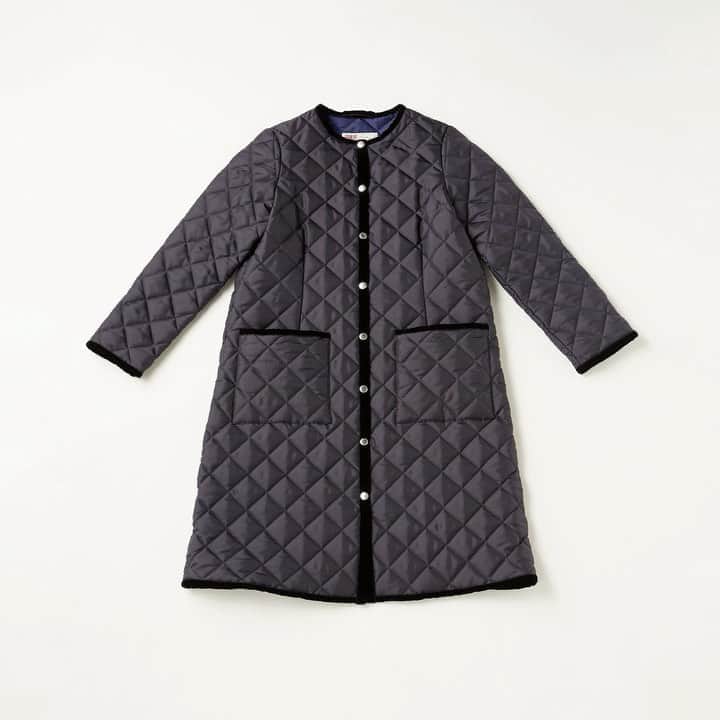 エリオポールのインスタグラム：「. Brit chic! 9.4.fri.-10.4.sun. . - Recommend item- . TraditionalWeatherwearの定番ARKELEYシリーズが、HÉLIOPÔLE 限定の配色で登場。前立て・裾とポケットに配されたベルベットパイピングとシルバーのスナップボタンがアクセントとなるデザインです。 . COAT [TraditionalWeatherwear]  28,000yen+tax . . . . #HELIOPOLE #HELIOPOLE10 #エリオポール #TraditionalWeatherwear #2020aw #autumnwinter #selectshop #fashion #style」