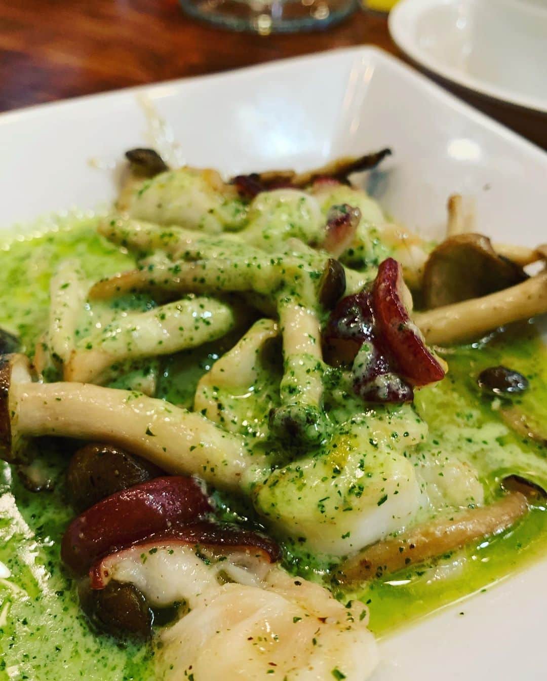 前田典子さんのインスタグラム写真 - (前田典子Instagram)「#赤白#洋風おでんとワイン🍷🍢 の店　大阪の友達に連れて行ってもらった🍢 #大根おでん　はポルチーニ茸ソース　#めちゃ美味しい😆❣️ソースはバゲットにつけて食べます❤️ 1つ180円‼️#驚きのコスパ👏  #フォアグラの茶碗蒸し #何これ❣️ #めっさ美味いやん 😆  大根と茶碗蒸しはここの看板メニューでみんな頼むやつ  #トマトの冷製おでん🍅 👍 #こんにゃくおでん　上のは焦がしチーズ🧀　 #トマトの冷製おでん🍅   #ステーキのソース #タコとキノコ🐙　 ＃インカの目覚め　  #ワインに合うメニュー  いっぱい頼みすぎる😆全部美味しかった👍🍷 #お一人様でちょい呑み もいける店　#予約はできないから #並んでる 新大阪店が閉店して残念😭新幹線利用時に通いたかった  この日は梅田の店へ 心斎橋店もopenするらしいよ また、いきたい❣️ #kohaku #マエノリグルメ」9月26日 9時12分 - maenorichang