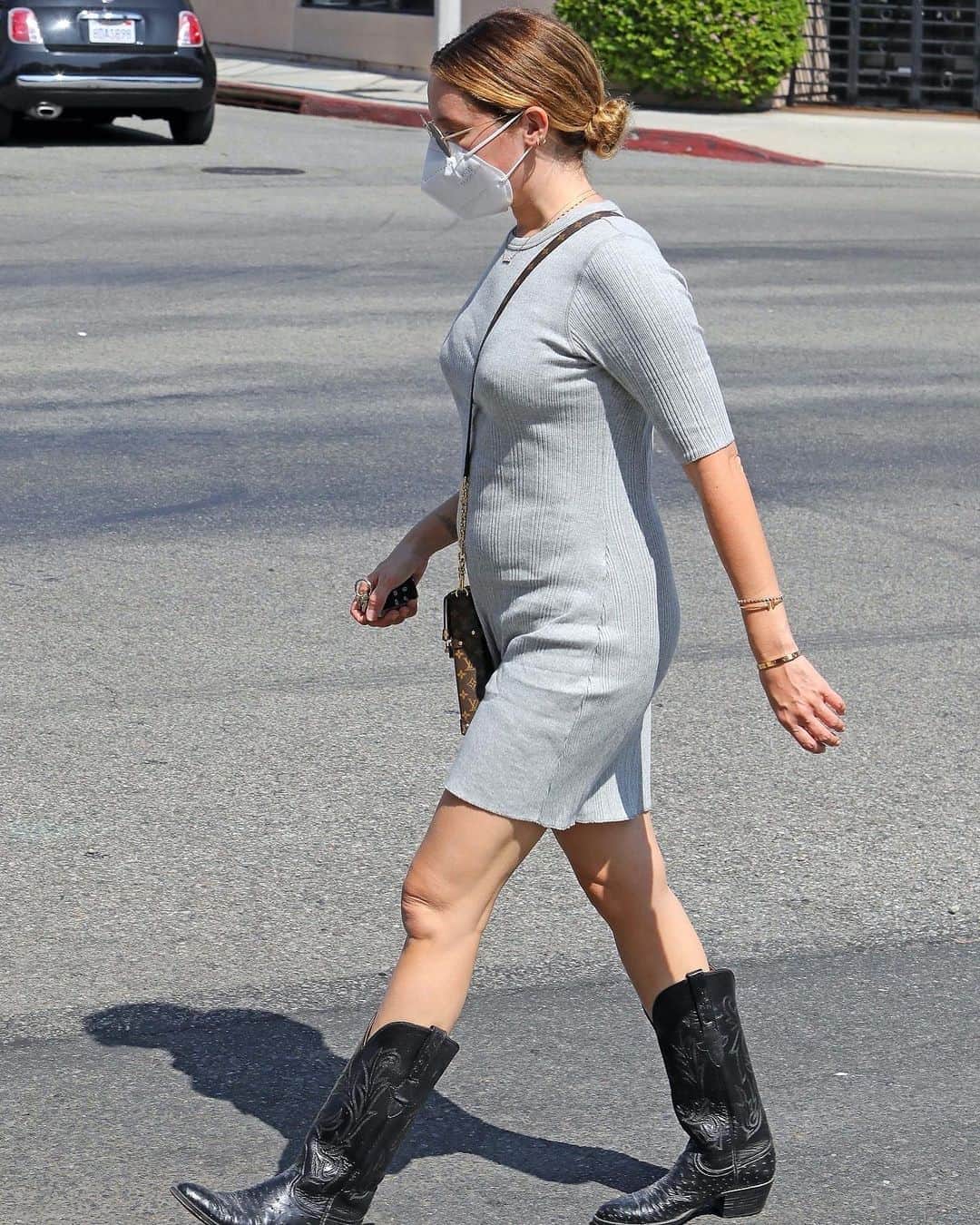 Just Jaredさんのインスタグラム写真 - (Just JaredInstagram)「Ashley Tisdale stepped out with her tiny baby bump on display in a gray dress on Friday afternoon. #AshleyTisdale Photos: Backgrid」9月26日 9時15分 - justjared