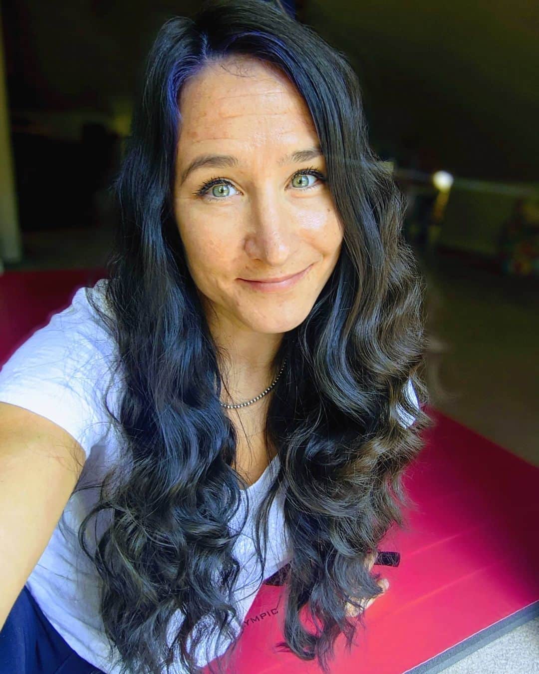 マルティ・マロイのインスタグラム：「🚨 #Bandwagon alert 🚨  Whaddaya think friends? Swipe for the before ➡️ 😘 Thank you to @jenny_kleffel @barone_xoxo & @thrivewithsoph for inspiring me with your new hair colors!  💙💜💟 . Shout out to @overtonecolor for making this so easy. 🙏 #overtone #overtonecolor #overtoneextremeblue」