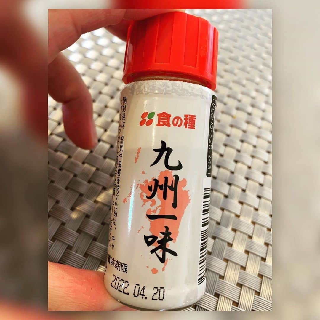 中澤裕子のインスタグラム：「🌶🌶  この一味 本気で美味しい。 辛みしっかり かけ過ぎよろしくないけど かけ過ぎてしまう。  それも今朝のスープで なくなってしまった、、、  オンライン探そう。  辛党ですか？  甘党ですか？  私は断然辛党。  七味より一味。  #九州一味 #唐辛子 #九州産 #熊本」
