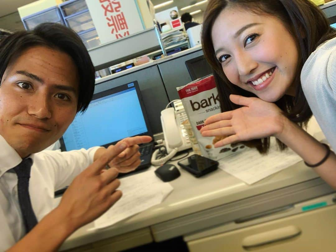 小澤陽子さんのインスタグラム写真 - (小澤陽子Instagram)「𝚊𝚝 𝚠𝚘𝚛𝚔☻  様々な番組に変化があり、 寂しくもなる時期。  私が担当している報道番組 『Live News it! 』からも、 一緒にがんばってきた、フィールドキャスターの安宅アナ・海老原アナが。 そして福原アナ、アレコレト！担当していた荘口さん、副島さん、同期の新美アナ、番組解説の風間さんが、ナレーターの呉さん、ナホミカンデルさんが、番組卒業となりました。 制作のスタッフさんからも、何人か。  皆さん、ありがとうございました😢🌸  えびちゃん、安宅とは、 報道の、いろーーーんな現場を共に経験し、 共通の悩みを相談できる数少ない同僚に📚。 ありがとう、ありがとう、ありがとう！ これからもよろしくね☻  同時に、 ５年半の放送に幕を下ろした『GOODY!』… お疲れ様でした！！！  #ライブニュースイット #フジテレビ #アナウンサー  ※ 写真は全て、去年のもの」9月26日 9時21分 - yoko.ozawa729