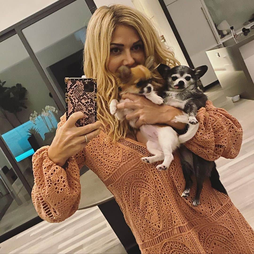 トリー・ウィルソンのインスタグラム：「. They may not be “human” but still my daughters. Miss you Chloe’. 🤍🤍🤍  . #HappyDaughtersDay」