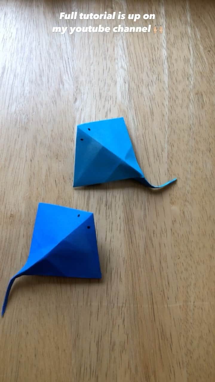 KATのインスタグラム：「I had a close encounter with a sting ray the other day! I felt it slide under my feet and was a miracle I didn’t get stung!  These were so cute to make! I uploaded a full tutorial on this on my youtube channel. Link is in the bio. ☺️ Tag me in your photos if you make it!  先週サーフィンしてたらエイの上に立ってしまいました！　😱　刺されなくて超ラッキー！　ユーチューブでこのエイの折り方のビデオを作ったのでもし時間があったら作って見てね！　  #stingray #origami #origamitutorial #oceancreatures #stopmotionvideo #stopmotion #outsideinside」
