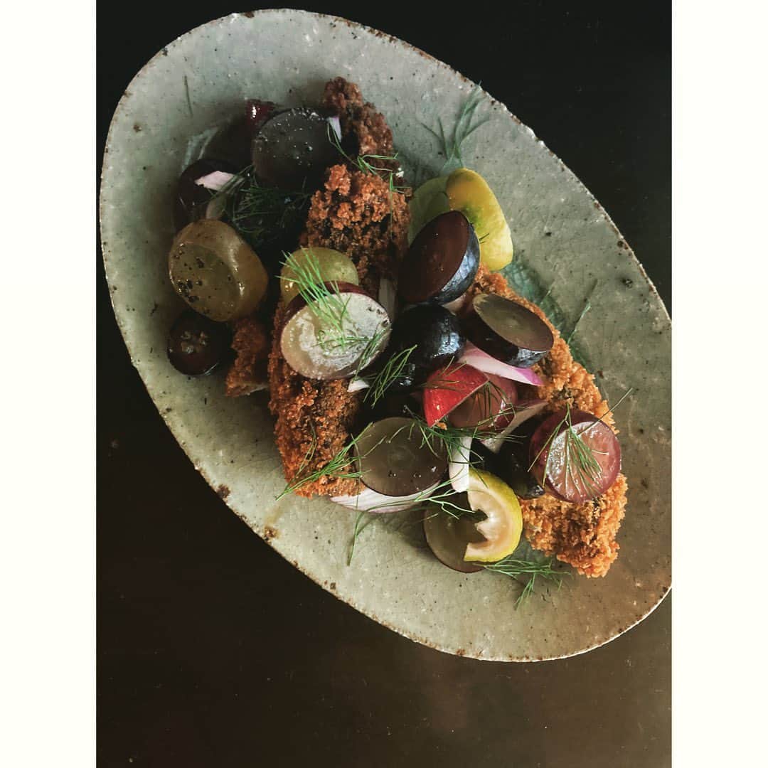 journaleatripのインスタグラム：「grapes and aji  フェンネルシードを衣と一緒につけて揚げた鰺に バルサミコ酢、黒胡椒で漬けた数種の葡萄をかける。 フェンネルシードとフレッシュフェンネルが いい役割りに。 葡萄の種がまた美味しい。  12房もあった各種の宝石のような葡萄も後僅か。 今週フィナーレを迎える山形ビエンナーレの鑑賞のお供にしよっと」