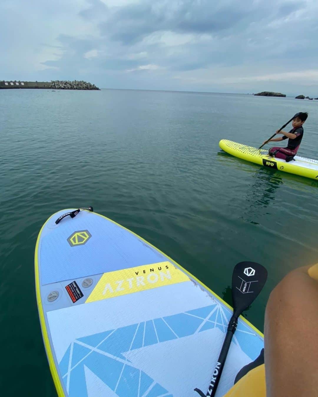 おーせさんのインスタグラム写真 - (おーせInstagram)「sup yoga  なんちゃってーー笑笑  ムスコくんはじめてのsup  からのヨガポーズ😻  かわいいのー♡  #底力ヨガ」9月26日 9時44分 - oosedon