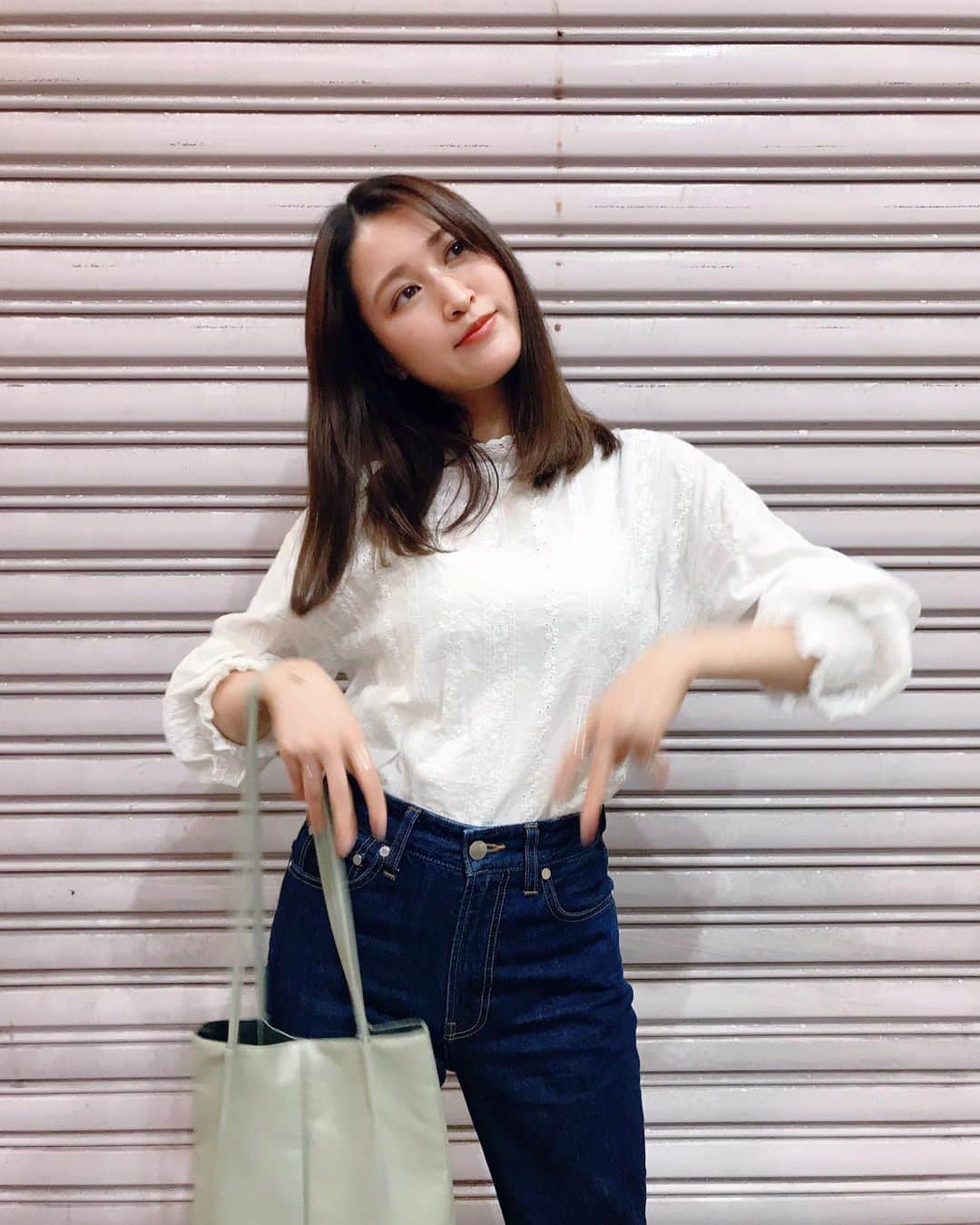 後藤夕貴のインスタグラム：「ㅤ 最近になって急に涼しくなるから 同じような組み合わせばかりになってしまう〜 デニムと長袖がラクすぎるのよ。(好き) (でもほんとはワンピ着たい)(ワンピ好き) ㅤ あいにくのお天気だけど 今日も一日楽しんでいきまっしょい𐩕 ㅤ #長袖の季節がやってきた  #ワンピ着たい #美人百花 #謎のポーズ #ピースしかけの手  #同じ日の写真ばかりすみません 笑」