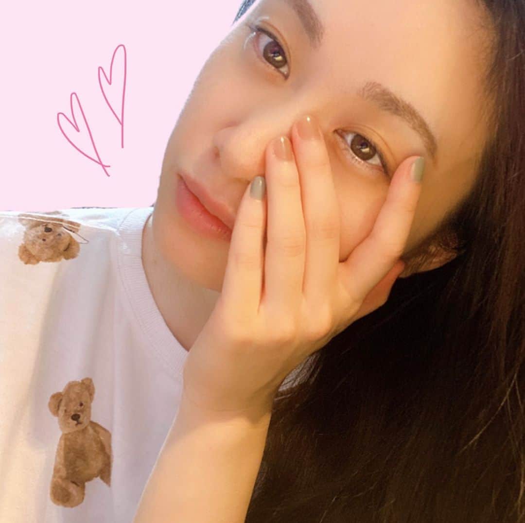 鈴木芳奈さんのインスタグラム写真 - (鈴木芳奈Instagram)「珍しく背景加工写真 パジャマは #gelatopique  おはよ #gm #すっぴんちゃん」9月26日 9時49分 - tachibana_kanna