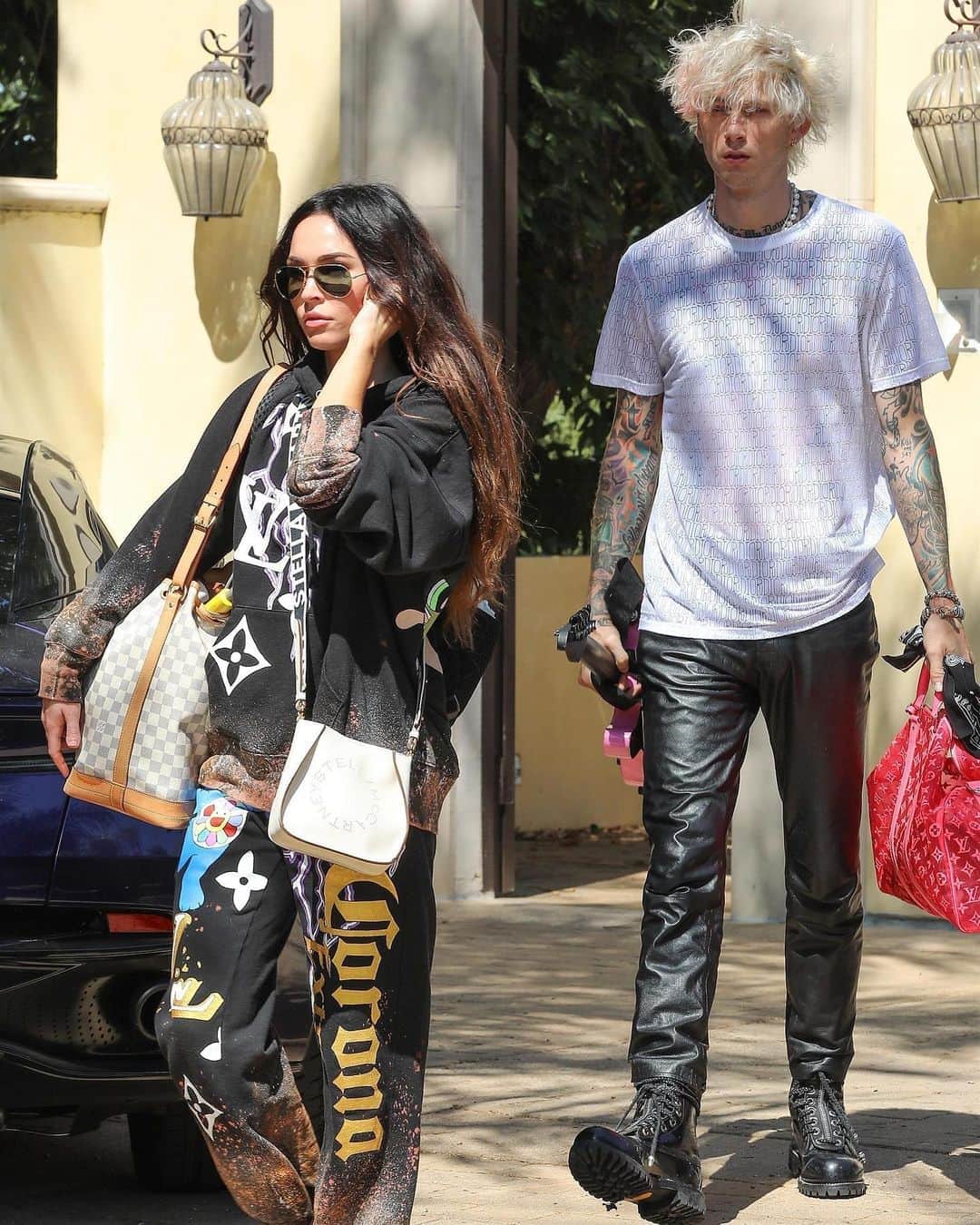 Just Jaredさんのインスタグラム写真 - (Just JaredInstagram)「Megan Fox and boyfriend Machine Gun Kelly were spotted leaving his home and heading to the airport to catch a flight on Friday #MeganFox #MachineGunKelly Photos: Backgrid」9月26日 9時55分 - justjared