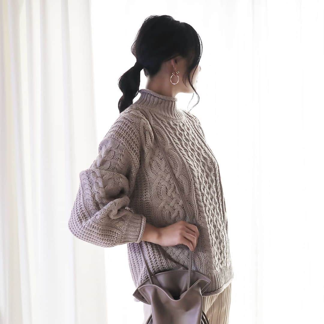 Eri Satoさんのインスタグラム写真 - (Eri SatoInstagram)「beigeコーデ · knit: @rectangle_official  bjag: @arron.it  pierce: @___ame17__ · @rectangle_official の #モックネックケーブルニット タートルネック苦手だから このぐらいの高さのネックが丁度良い☺️ 袖のたぽっと具合も可愛いの！ ベージュを着てます🍁 · zozotownで1000円OFFクーポン出てるからチェックしてみてね✨ · バッグはお気に入りの @arron.it @palcloset_onlinestore で買ったよ😘 巾着だけど長いストラップがついてて肩がけ出来るところが良い💛 ピアスは @ay___rs1013 からのプレゼント😍 · これからお仕事行ってきます✋ 雨やだわ～ · #rectangle_official#rectangle_code#rectangle#レクタングル#ケーブルニット#高身長コーデ#ママコーデ#カジュアルコーデ#ニットコーデ #秋コーデ#fashion#ootd#outfit#code#coordinate#style#ファッション#コーディネート#コーデ#プチプラ#プチプラコーデ#シンプルコーデ#mamagirl#locari#partegram#カジュアル#お洒落さんと繋がりたい」9月26日 9時59分 - satoeri626