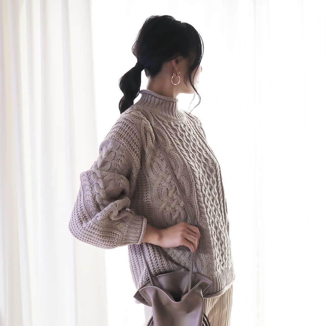 Eri Satoのインスタグラム：「beigeコーデ · knit: @rectangle_official  bjag: @arron.it  pierce: @___ame17__ · @rectangle_official の #モックネックケーブルニット タートルネック苦手だから このぐらいの高さのネックが丁度良い☺️ 袖のたぽっと具合も可愛いの！ ベージュを着てます🍁 · zozotownで1000円OFFクーポン出てるからチェックしてみてね✨ · バッグはお気に入りの @arron.it @palcloset_onlinestore で買ったよ😘 巾着だけど長いストラップがついてて肩がけ出来るところが良い💛 ピアスは @ay___rs1013 からのプレゼント😍 · これからお仕事行ってきます✋ 雨やだわ～ · #rectangle_official#rectangle_code#rectangle#レクタングル#ケーブルニット#高身長コーデ#ママコーデ#カジュアルコーデ#ニットコーデ #秋コーデ#fashion#ootd#outfit#code#coordinate#style#ファッション#コーディネート#コーデ#プチプラ#プチプラコーデ#シンプルコーデ#mamagirl#locari#partegram#カジュアル#お洒落さんと繋がりたい」