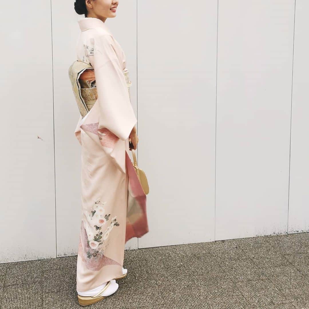 ayaka8880のインスタグラム：「. . 毎日のように七五三写真についてDM頂くので詳細を書いてみます✒ . 着物はレンタルです。(手前味噌ではありますが、VERYの七五三参考にしました✨) . 荷物を預けられるし、母の着物も良かったけれど後片付けがないのが最高!! . 娘の着物はレンタル、お布施は義実家から産着と一緒に頂いたものを着せました。　 . 写真は、百貨店の写真館です。 データは注文していません(投稿したものはデータではないので写真館のクレジット入ってます) . 家族だけでお祝いしたので、娘と息子の２枚綴りのミニアルバムを義実家用に発注しました。 . ネイビーの三つ折り台紙に、娘のアップ、全身、家族写真が収まっているもので、昔ながらのアルバムです。 . 娘の髪型は薄毛なので、私のカット(こちらも手前味噌ですが、自粛中担当したキッズカットを参考✂)を整える程度でおかっぱ。７歳の最後でしっかりと日本髪にしたらいいかなあと思っています。 . 写真撮影はとにかくウルウルしちゃって、幸せな瞬間でした。 . 撮影終わりにフルーツパーラーで散財したのが思い出👨‍👩‍👧‍👦 . 我が家は、息子５歳＆娘７歳で〆なので、次は会食などお祝い出来たらいいなと思っています🥰 . 悩み多き七五三ですが、家族がハッピーに成長を祝えたら、それが正解ですよね🥰 . . #七五三 #七五三前撮り」