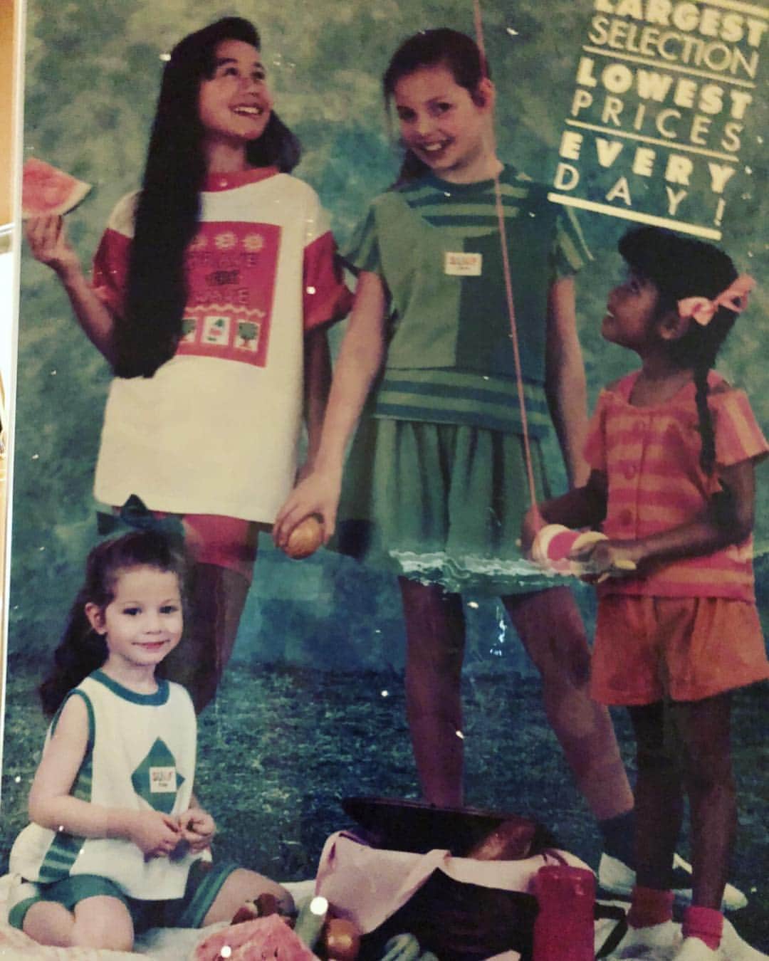ミシェル・トラクテンバーグさんのインスタグラム写真 - (ミシェル・トラクテンバーグInstagram)「This is a legit #flashbackfriday... I'm bottom left. Who can guess who the girl standing in the green stripes is? #model #kids #watermelon #friday 🍉」9月26日 10時06分 - michelletrachtenberg