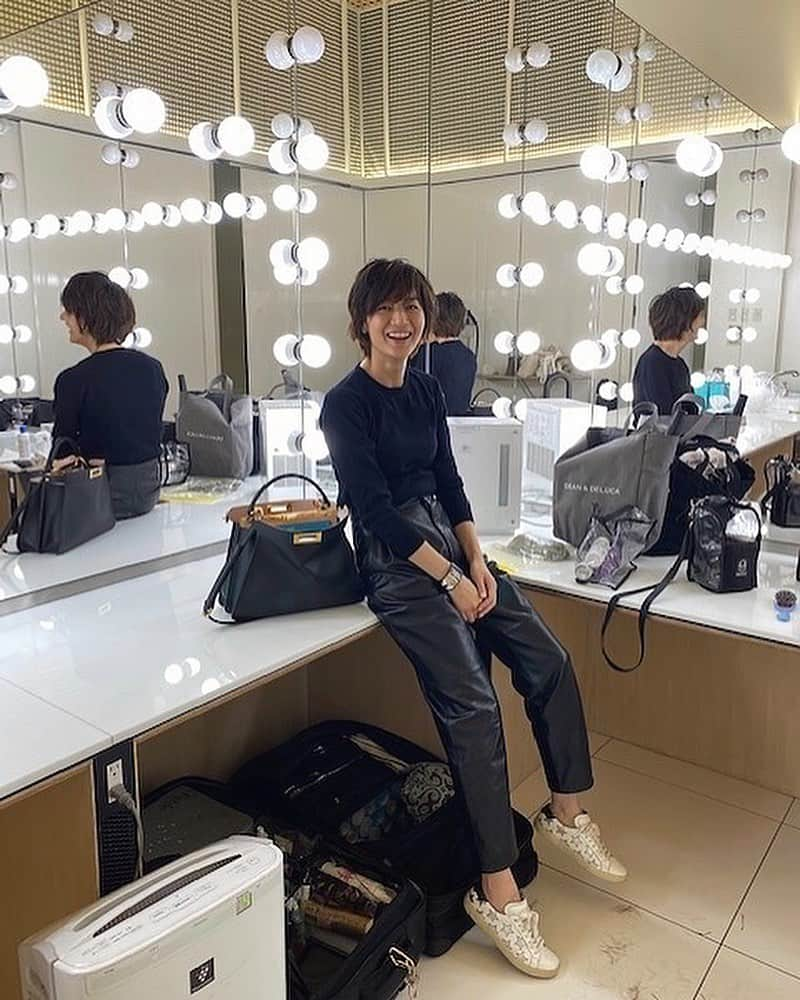 富岡佳子さんのインスタグラム写真 - (富岡佳子Instagram)「前髪はほぼ付け毛なんですよ。 ヘアさんの力作です✨ 見た目が本当ナチュラル過ぎるのでメイクルームから出ると同時に種明かしをしたら、なんと我がマネージャーが1番驚いて一瞬えっ！！っと絶叫しておりました。まるでみんなにドッキリを仕掛けたかのような高揚感…また驚かせたいなっ😝 Hair／Eiji KADOTA（SIGNO）」9月26日 10時07分 - yoshikotomioka