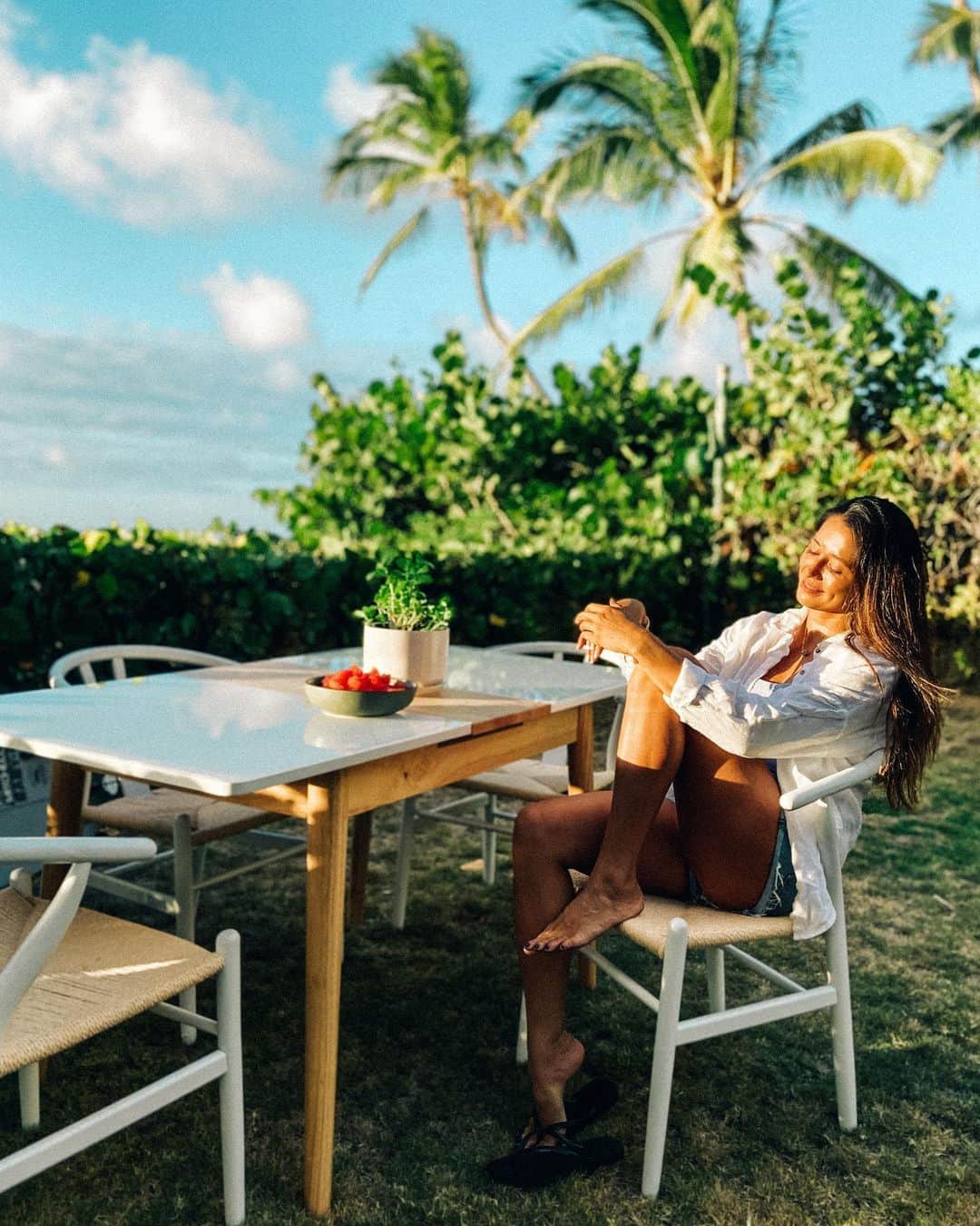 マリア・マニュエルのインスタグラム：「I have a little obsession with interior design but it’s always so difficult to find chic items in Hawaii or that actually ship here affordably 😝. Super excited there’s now a convenient way to get stylish furniture and home decor locally @valyoufurniture . Our little place has already been transformed with just a few pieces 😊」