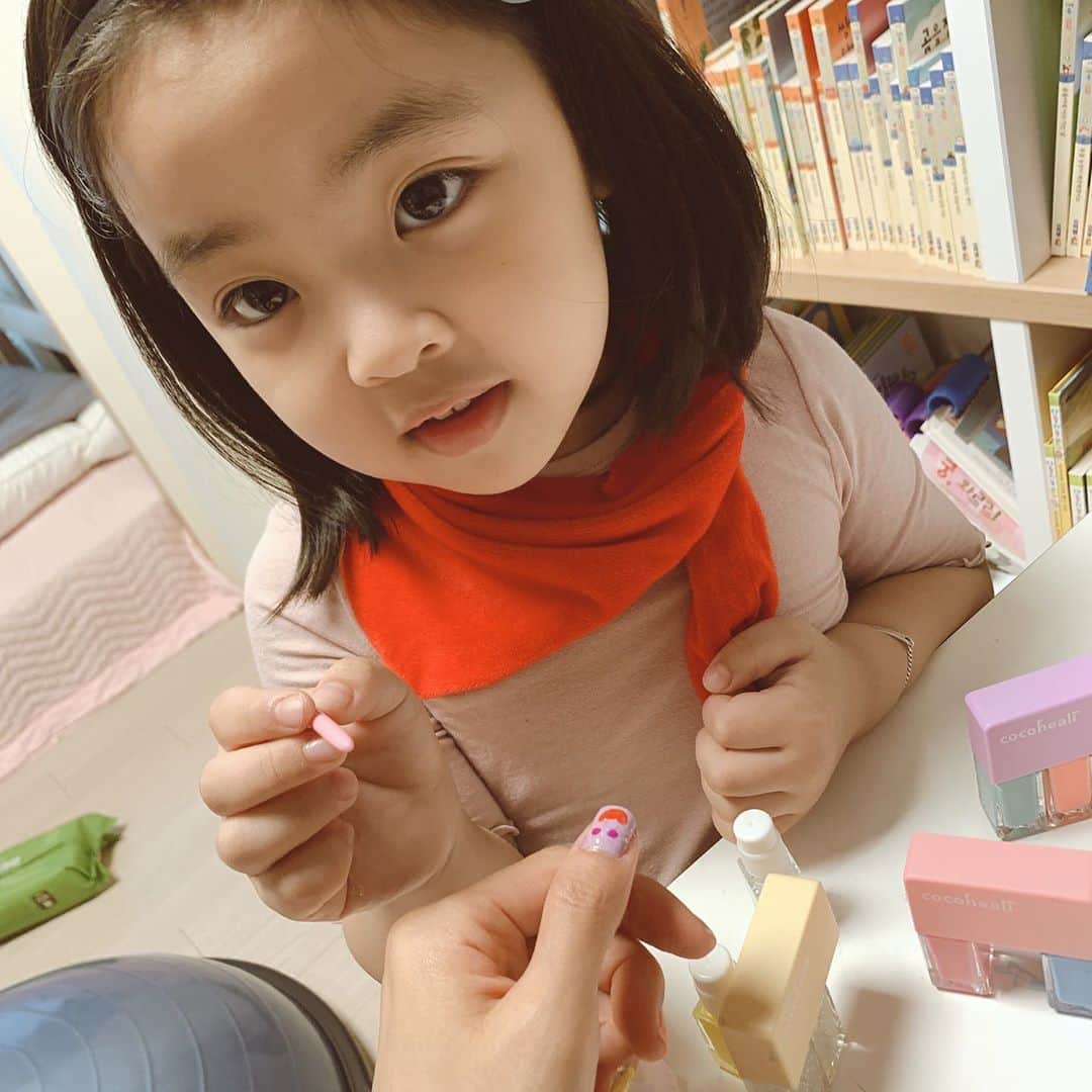 イ・ユンジのインスタグラム：「주말오전일찍 아트까지가능한 네일샵 #이집언니아침얼굴달콤해」