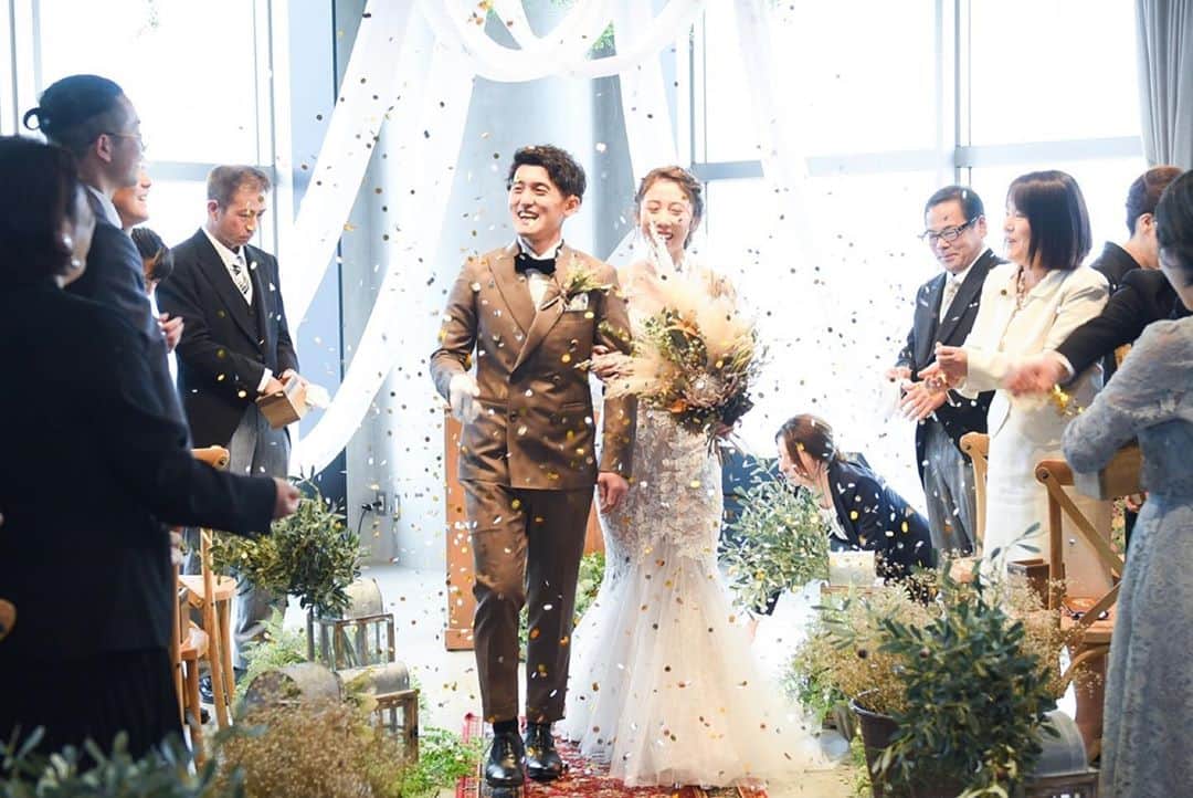 THE STYLE No.20 NEW YORK STYLE WEDDINGのインスタグラム：「2020年5月☆オープン2周年★ 口コミサイトの料理部門4年連続No.1獲得 No.20で自分たちらしい結婚式が叶う . ↓詳しくはHPをチェック↓ https://www.styles.jp/wedding/20f/ . 週末＆平日ブライダルフェアを開催しております メッセージ or ダイレクトメールからでも予約可能 . ↓ TEL ↓ 086-234-7310 . ↓ MAIL ↓ info-thestyle@styles.jpn.com . #thestyle #wedding #bridal #party #weddingparty #weddingphoto #weddingdress#starwedding #instagood #instalike #love #style #instapic  #結婚式 #結婚 #岡山結婚式 #ウェディング #プレ花嫁 #花嫁 #テーブルコーディネート #結婚式準備 #日本中のプレ花嫁さんと繋がりたい #ウェディングドレス #ウェディングフォト #ウェディングレポ #令和婚 #令和」