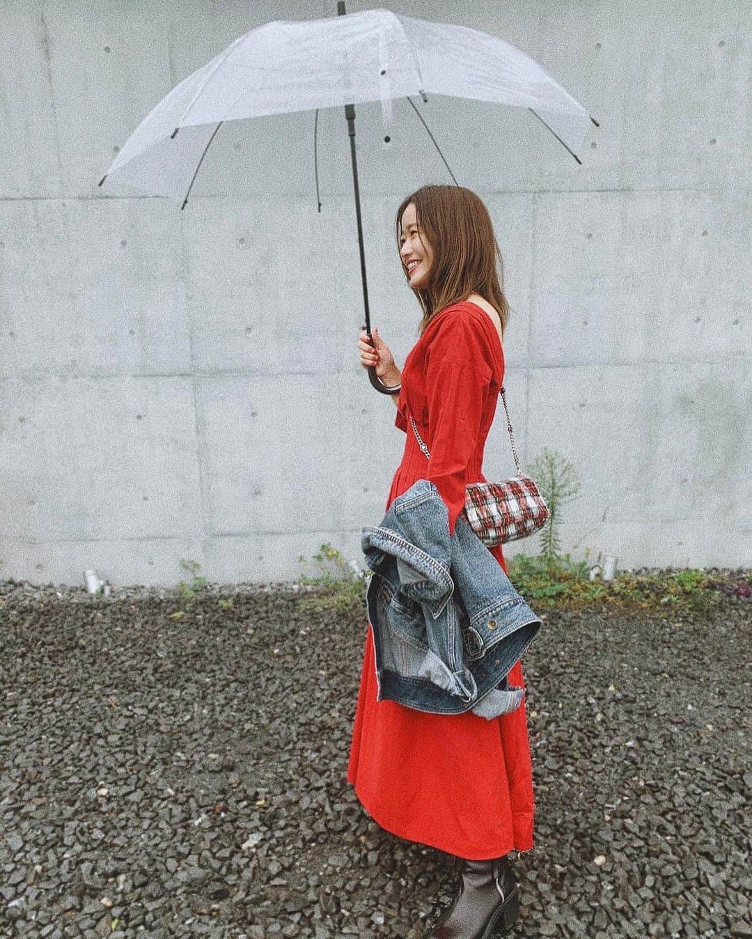 猪鼻ちひろさんのインスタグラム写真 - (猪鼻ちひろInstagram)「☔︎🐙🦑🦐🦞🦀☔︎ 雨の日に明るい色のお洋服で心も明るく✌︎ すっかり秋だねぇ。 みなさんあったかくして、手洗いうがいして 風邪など気をつけてね✊🏻 #ちひろのお洋服 #150cmコーデ #低身長コーデ」9月26日 10時21分 - inohanachihiro
