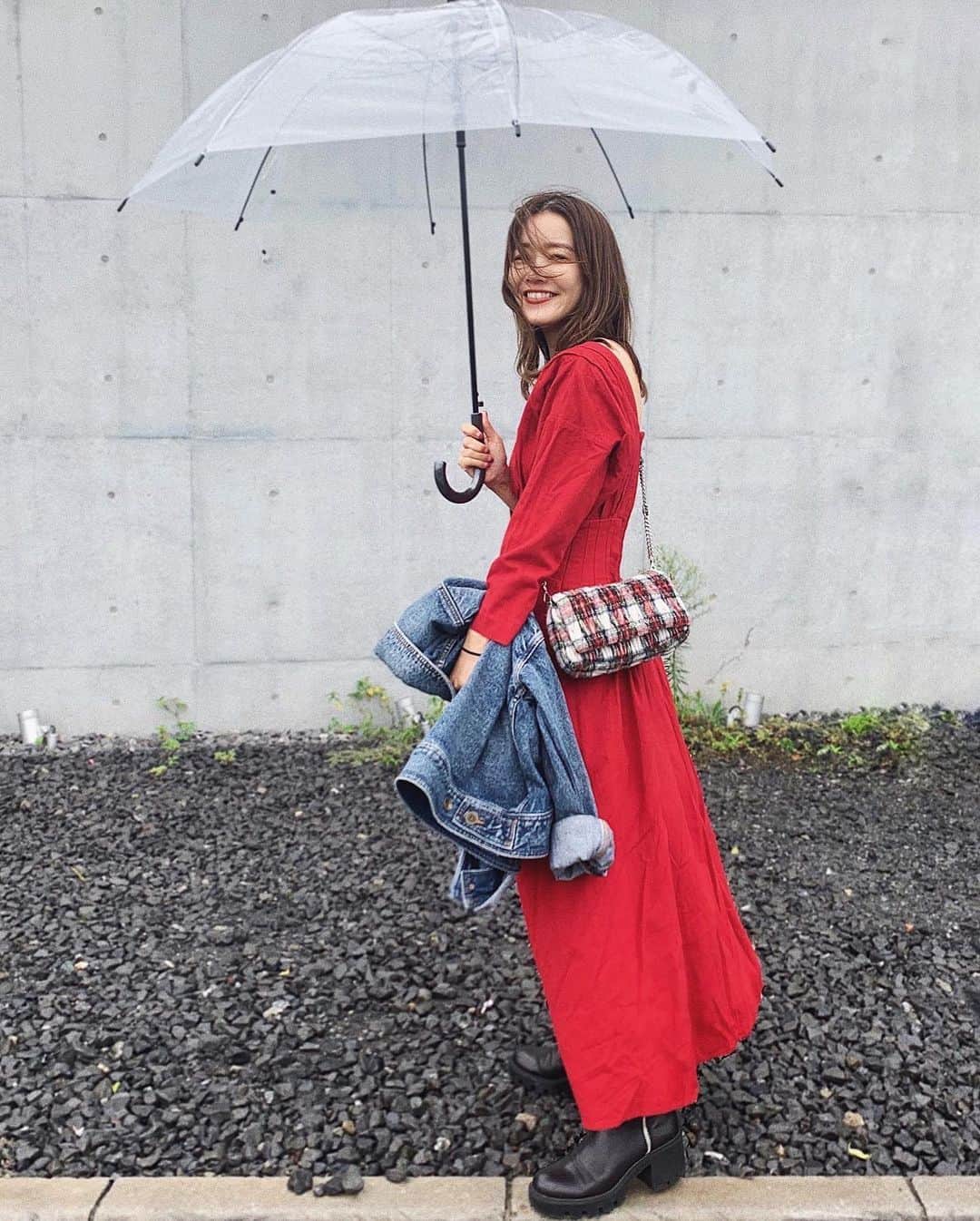 猪鼻ちひろさんのインスタグラム写真 - (猪鼻ちひろInstagram)「☔︎🐙🦑🦐🦞🦀☔︎ 雨の日に明るい色のお洋服で心も明るく✌︎ すっかり秋だねぇ。 みなさんあったかくして、手洗いうがいして 風邪など気をつけてね✊🏻 #ちひろのお洋服 #150cmコーデ #低身長コーデ」9月26日 10時21分 - inohanachihiro