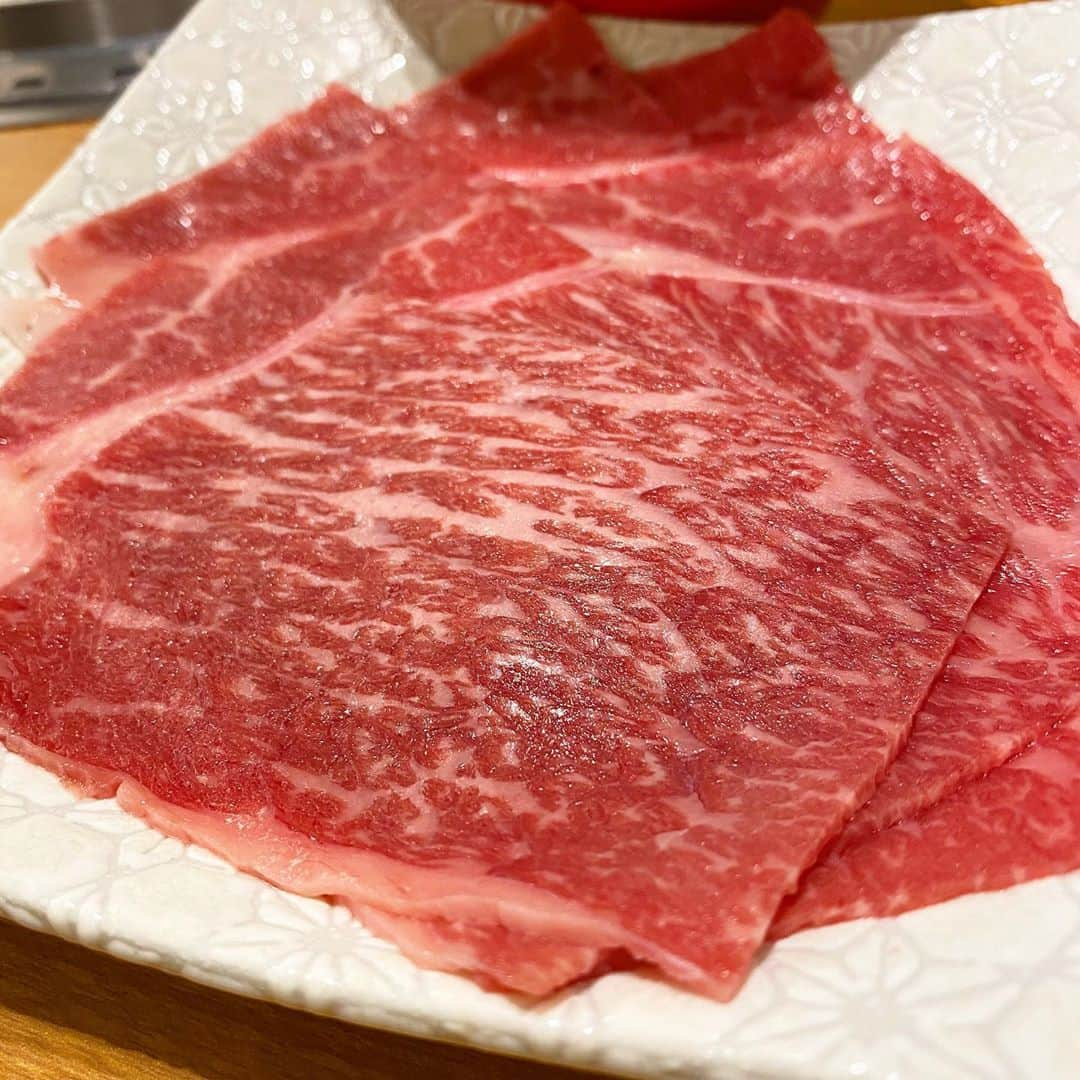 東京肉レポートさんのインスタグラム写真 - (東京肉レポートInstagram)「「幸せの焼肉食べ放題 かみむら牧場」は蒲田店に続き大阪守口店もオープン！ ﻿ 期間限定メニュー開発のお手伝い第2弾として「出汁カルビ」と「南国黒牛カイノミのガーリックバター醤油」が登場します！前者は薄切りのカルビをホッとする味の出汁にくぐらせて！後者はやっぱり大好きなTHEジャンクな味付けにしました😁﻿ ﻿ 公式アカウント @kamimurabokujo でも期間限定メニュー情報見れるので是非フォローしてみてください〜🍖﻿激辛中華フェアもやってます🔥 ﻿ 価格帯：2,980〜3,980円﻿ オススメメニュー：薩摩牛カルビ、期間限定メニュー、サラダバー ﻿ #かみむら牧場 #蒲田 #蒲田グルメ #ハンバーガー #焼肉 #ステーキ #食べ放題 #すき焼き #肉 #和牛 #牛 #グルメ #東京肉レポート #肉レポ #おうちで和牛 #kamimurabokujo #kamata #hamburger #yakiniku #wagyu #beef #steak #instafood #food #foodie #barbecue #bbq #tokyo #tokyo_wagyu_report」9月26日 10時21分 - tokyo_wagyu_report