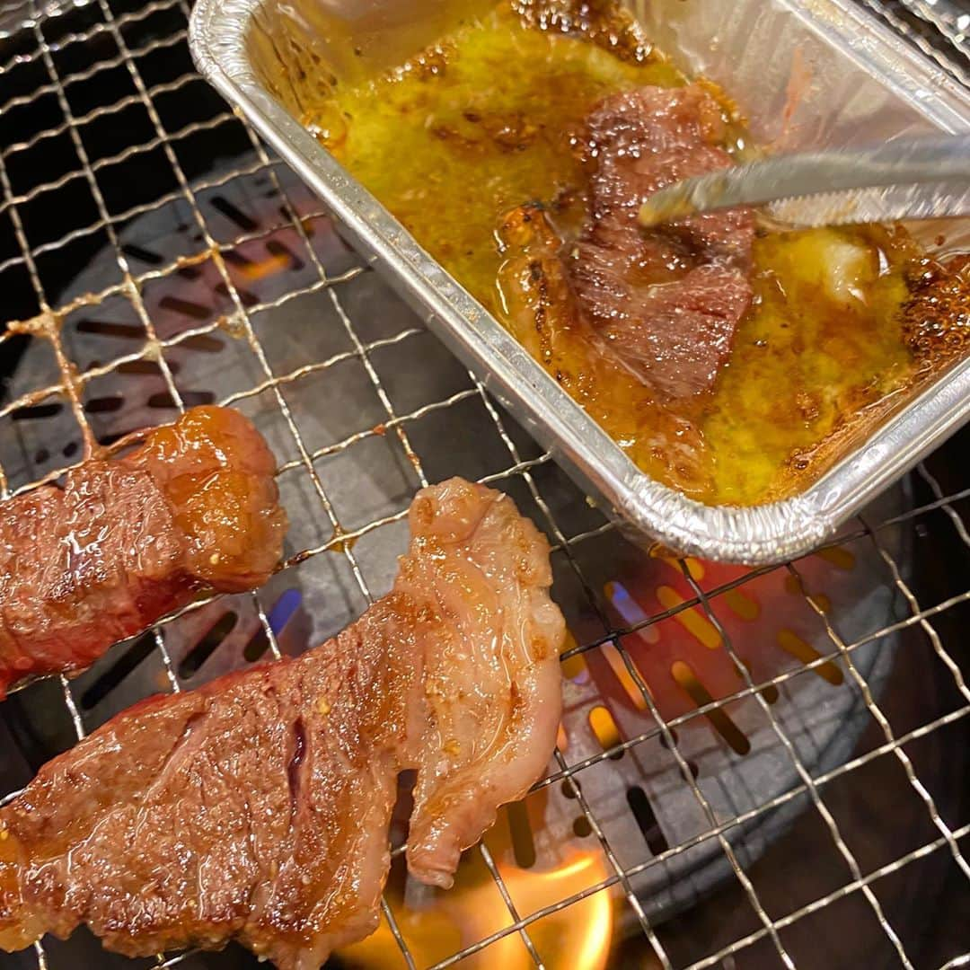 東京肉レポートさんのインスタグラム写真 - (東京肉レポートInstagram)「「幸せの焼肉食べ放題 かみむら牧場」は蒲田店に続き大阪守口店もオープン！ ﻿ 期間限定メニュー開発のお手伝い第2弾として「出汁カルビ」と「南国黒牛カイノミのガーリックバター醤油」が登場します！前者は薄切りのカルビをホッとする味の出汁にくぐらせて！後者はやっぱり大好きなTHEジャンクな味付けにしました😁﻿ ﻿ 公式アカウント @kamimurabokujo でも期間限定メニュー情報見れるので是非フォローしてみてください〜🍖﻿激辛中華フェアもやってます🔥 ﻿ 価格帯：2,980〜3,980円﻿ オススメメニュー：薩摩牛カルビ、期間限定メニュー、サラダバー ﻿ #かみむら牧場 #蒲田 #蒲田グルメ #ハンバーガー #焼肉 #ステーキ #食べ放題 #すき焼き #肉 #和牛 #牛 #グルメ #東京肉レポート #肉レポ #おうちで和牛 #kamimurabokujo #kamata #hamburger #yakiniku #wagyu #beef #steak #instafood #food #foodie #barbecue #bbq #tokyo #tokyo_wagyu_report」9月26日 10時21分 - tokyo_wagyu_report