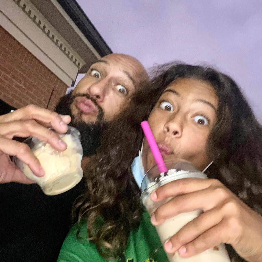 ティム・ハワードのインスタグラム：「We eat ice cream for dinner because it’s #NationalDaughterDay」