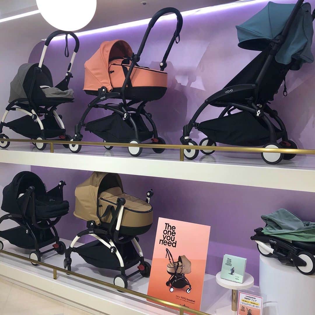 blossom39_officialさんのインスタグラム写真 - (blossom39_officialInstagram)「. BABYZEN YOYO2から 新生児用バシネットが発売になりました！  バシネットごと取り外して持ち運びができる持ち手付きなので、お子様が眠ったままでもお家の中などへの移動が簡単になります。  二重構造のマットレスやキャノピーのメッシュウィンドウなど、よりお子様が快適に過ごせる空間となっています。  下記店舗でバシネットのサンプルを展示しております。 ▶︎blossom39代官山店 (10/4まで、YOYO2をご購入のお客様にノベルティをプレゼント中) ▶︎blossom39日本橋三越本店 (10/23まで、YOYO2とバシネットをご購入の先着10名様に6＋用虫よけネットをプレゼント中) ▶︎blossom39みなとみらい店 (10/4まで、バシネットをご購入のお客様に6＋用虫よけネットをプレゼント中) ▶︎blossom39大丸神戸店  ※写真2枚目は日本橋三越本店の店内写真となります。 ※ノベルティはなくなり次第終了となります。  #blossom39 #ブロッサム39 #babyzenyoyo #yoyo2 #ヨーヨー2 #babyzenyoyo2 #ベビーゼンヨーヨー #バシネット #コンパクトベビーカー #ベビーカー選び #プレママ #出産準備 #赤ちゃんのいる生活」9月26日 10時28分 - blossom39_official