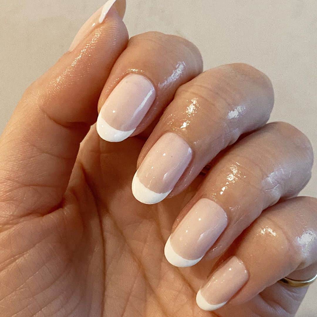 Marianna Hewittさんのインスタグラム写真 - (Marianna HewittInstagram)「nail pics are hard 💅  2 coats of @essie ballet slippers, then white tip with blanc. Finish with a top coat  #frenchmanicure」9月26日 10時44分 - marianna_hewitt