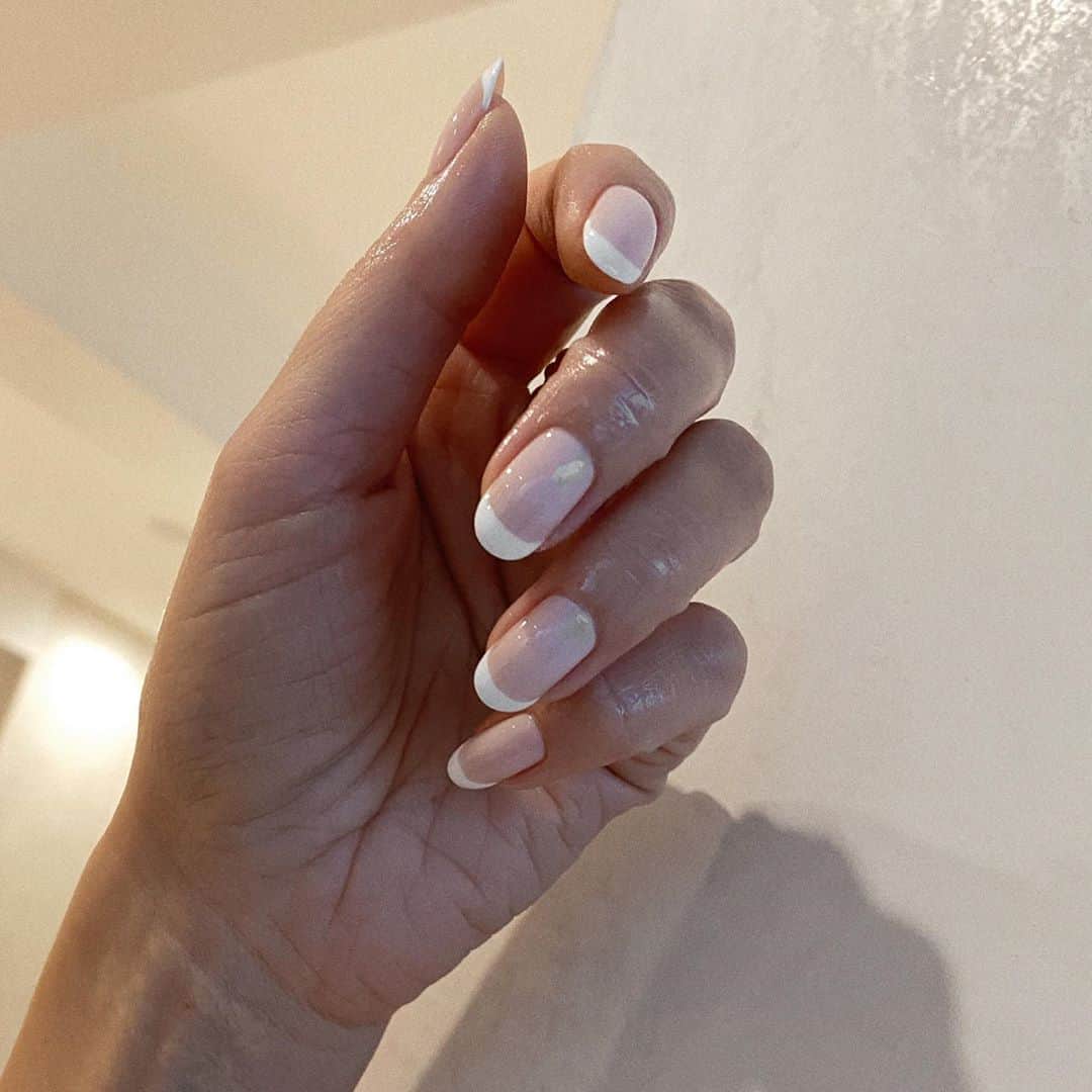 Marianna Hewittのインスタグラム：「nail pics are hard 💅  2 coats of @essie ballet slippers, then white tip with blanc. Finish with a top coat  #frenchmanicure」