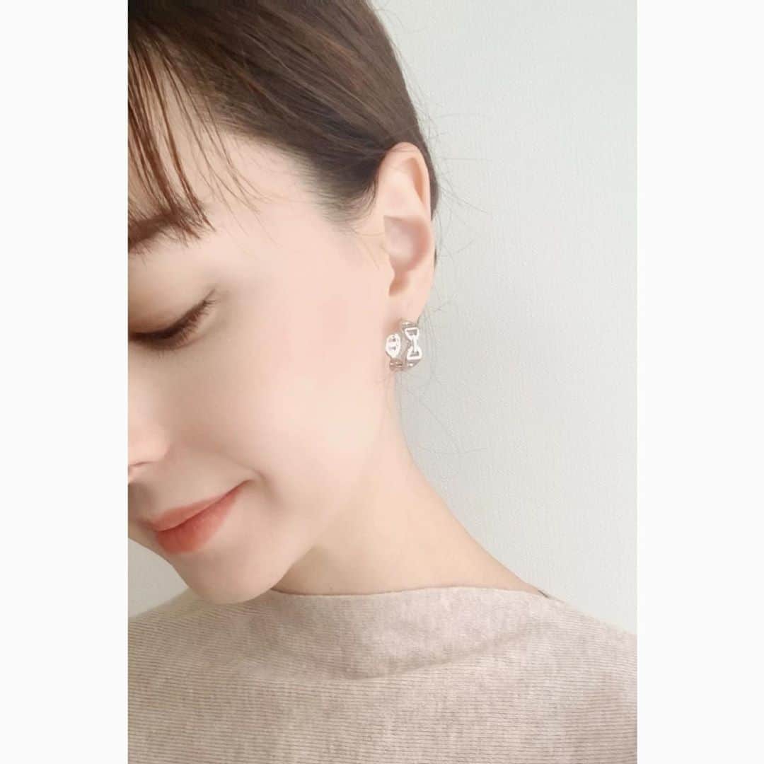 乙黒えりのインスタグラム：「anchor chain.  @blanc_official.jp で予約していたピアスが届いた❣️ カジュアルもコンサバも合わせやすい  #ピアス #アンカーチェーン」