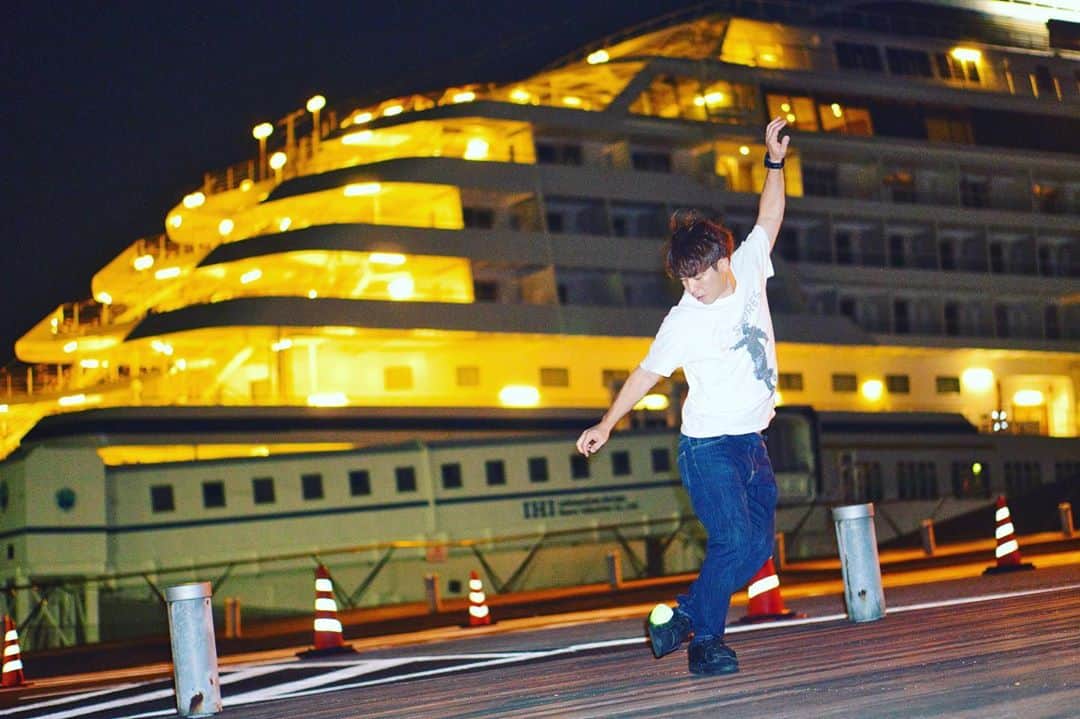 石田太志のインスタグラム：「Ship. ･ #footbag #taishiishida #freestyle #soccer #follow #worldchampion #performance #performer #instagramer #hackysack #ship #yokohama #night」
