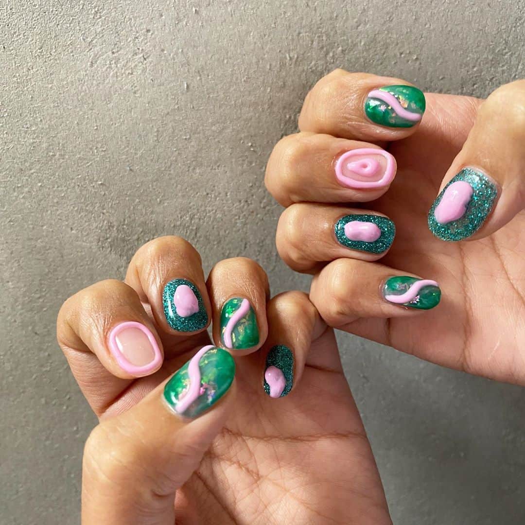 知念美加子さんのインスタグラム写真 - (知念美加子Instagram)「New nail💚💓💚 ・ ・ ・ 最近わたしがハマってるグリーン×ピンク😚😚かーわいーいー💚あがる〜⤴︎笑　@nes.nail いつもありがとう💓 ・ ・ #nail #ちねんねいる」9月26日 10時49分 - chinenmikako