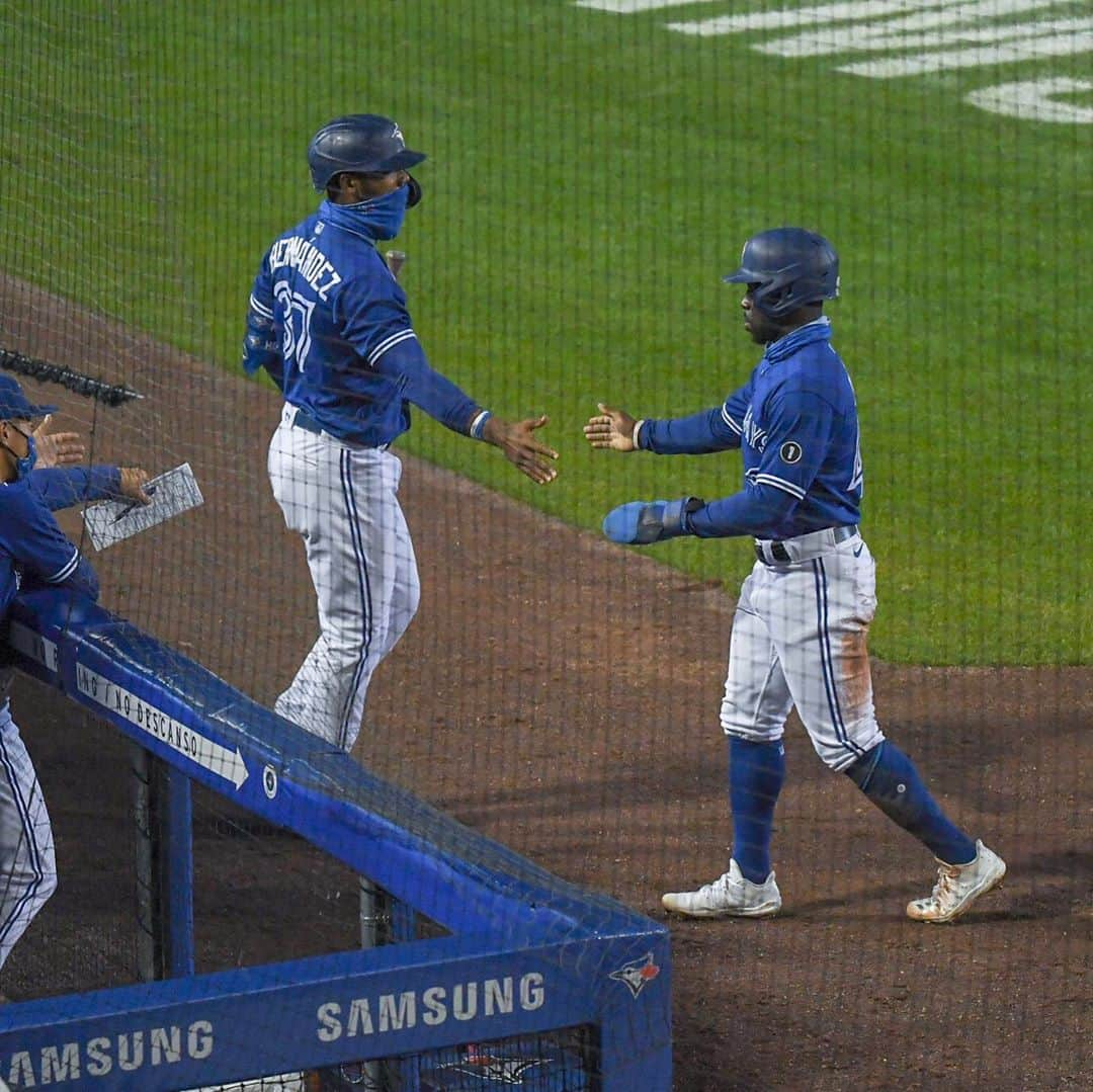 トロント・ブルージェイズさんのインスタグラム写真 - (トロント・ブルージェイズInstagram)「Win number 31 secures a WINNING season 😎  Give us your (air) 🖐 emojis! #WeAreBlueJays」9月26日 10時59分 - bluejays