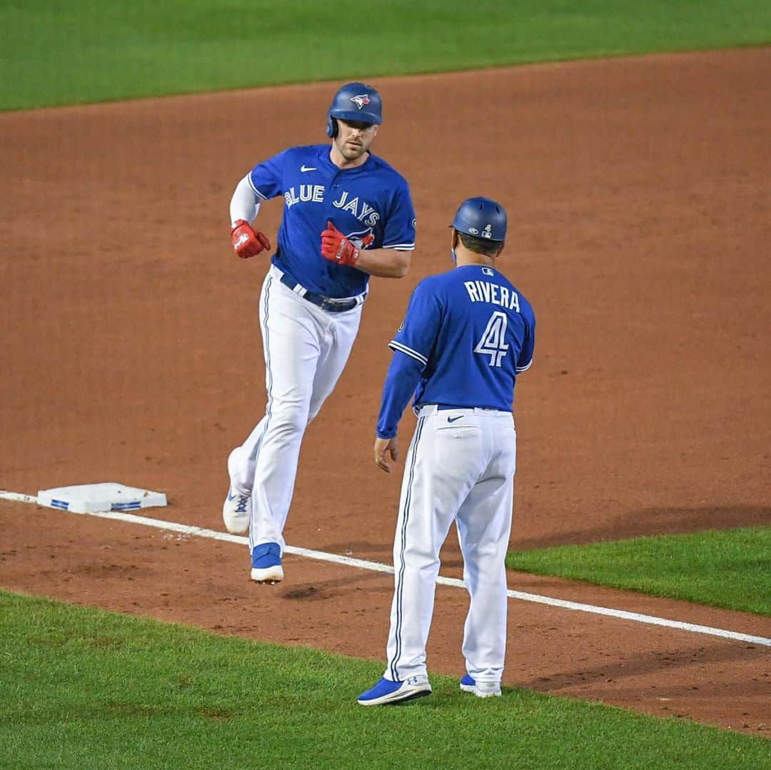 トロント・ブルージェイズさんのインスタグラム写真 - (トロント・ブルージェイズInstagram)「Win number 31 secures a WINNING season 😎  Give us your (air) 🖐 emojis! #WeAreBlueJays」9月26日 10時59分 - bluejays