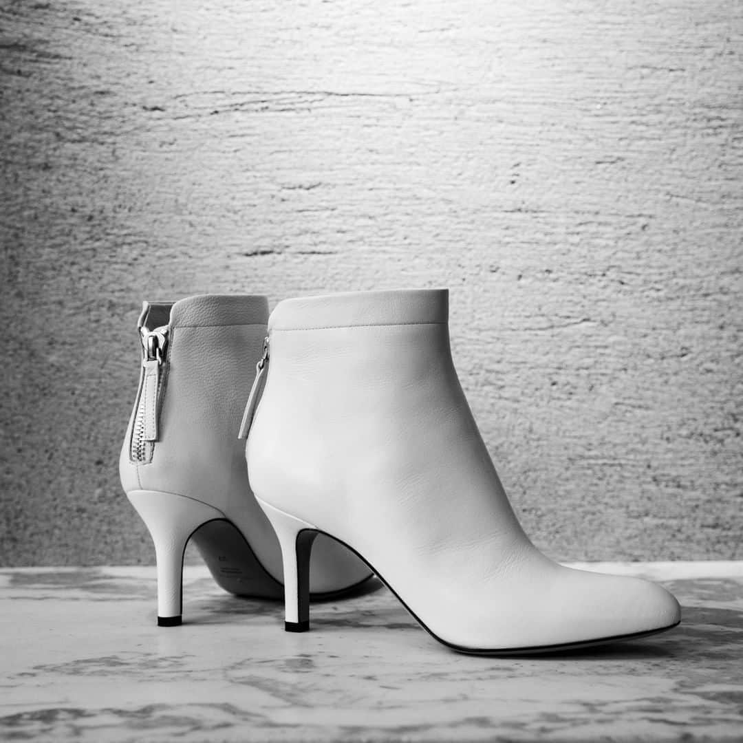 のインスタグラム：「semaine blanche 9.17 Thu - 27 Sun　   Boots ￥72,000+tax　PELLICO No.5929232003  明日、9月27日（日）まで、店舗では白をテーマにしたフェア semaine blanche を開催しております。クリーンなホワイトから温かみのあるオフホワイト、アイボリーなど様々な表情をみせる白いアイテムの数々が揃います。  また、フランスの旧家アスティエ・ドゥ・ヴィラット家の長女マチルダ・キャロンが立ち上げた 『CARRON』の白いセラミックのテーブルウェアが10％OFFでお求めいただけるフェアも開催中です。  #WHITE #PELLICO #boots #CARRON #enchainement #アンシェヌマン #アンシェヌマンユニポワンドミニョン #enchainementunipointdemignon #mignonetenchainement #ミニョンエアンシェヌマン #2020ss #dunadix #アナディス @enchainement_official」