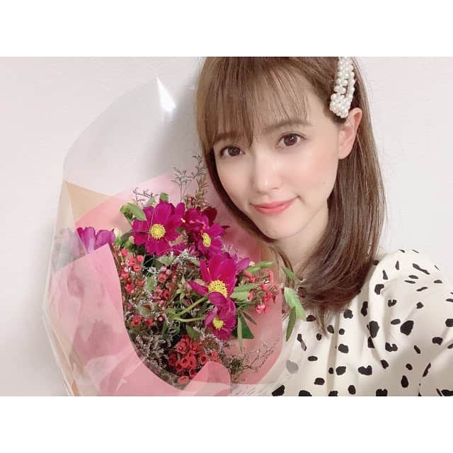 三島ゆかりさんのインスタグラム写真 - (三島ゆかりInstagram)「昨日のラジオ終わりに、局の方たちがみんなブースに来てくださってお花を頂きました💐🥺✨ 記念撮影をして、また戻ってきてな〜とまで言ってもらえて💖😭 すごく嬉しかったです🍎 昨年の4月よりDJとして就任させて頂きまして約1年半🎤 最初の1年間は夕方枠の1時間半の生放送で、ニュースや天気予報も読ませていただいて、難しい言葉の羅列や、意味がわからない株価や政治的ニュースもあり😂💦毎週が勉強というような感じでした✏️ 私はこれまで、イベントMCやテレビのお仕事など、明るく元気に、時には笑いもまじえてトークをするといったお仕事はたくさんしてきましたが、真面目にニュースを読んだり、ラジオの収録の経験はありましたが、生放送というのも初めてで😳 知識や経験もあまりない私をオーディションで合格させてくれた事、本当に感謝しています🙇‍♀️✨ そしてリスナーの皆さんとも、このラジオを通じて私の事を知ってくださった方もいらっしゃいますし、そこから私のSNSを見て他のお仕事まで応援してくださったり、本当にありがとうございます❤️❤️ 日本だけでなくスイスやアルゼンチンからもメッセージ頂いたりと、海外からでも聴いていただけるのがコミュニティラジオのいい所📻🎵 ここで出来た繋がりを大切に、これからも頑張って行きたいと思っています💪まだまだ応援よろしくお願いしますね〜❣️ ラジオ大好き💕😘 終わってからマネージャーさんにクレープご馳走してもらいました💗😋たまに食べる甘いもの、美味しいよね🍌 #radio #osaka #umeda #ウメダfmbehappy789 #生放送 #ラジオ #オープンスタジオ #三島ゆかり #ゆかりんご #ラジオ #世界遺産 #旅行 #ニュース #天気予報 #卒業 #ありがとうございました #ご褒美 #チョコバナナクレープ #music #follow」9月26日 11時00分 - apple340