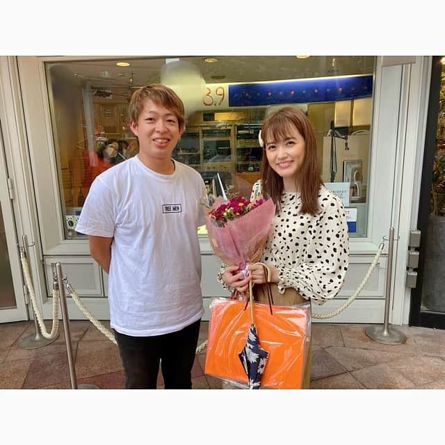 三島ゆかりさんのインスタグラム写真 - (三島ゆかりInstagram)「昨日のラジオ終わりに、局の方たちがみんなブースに来てくださってお花を頂きました💐🥺✨ 記念撮影をして、また戻ってきてな〜とまで言ってもらえて💖😭 すごく嬉しかったです🍎 昨年の4月よりDJとして就任させて頂きまして約1年半🎤 最初の1年間は夕方枠の1時間半の生放送で、ニュースや天気予報も読ませていただいて、難しい言葉の羅列や、意味がわからない株価や政治的ニュースもあり😂💦毎週が勉強というような感じでした✏️ 私はこれまで、イベントMCやテレビのお仕事など、明るく元気に、時には笑いもまじえてトークをするといったお仕事はたくさんしてきましたが、真面目にニュースを読んだり、ラジオの収録の経験はありましたが、生放送というのも初めてで😳 知識や経験もあまりない私をオーディションで合格させてくれた事、本当に感謝しています🙇‍♀️✨ そしてリスナーの皆さんとも、このラジオを通じて私の事を知ってくださった方もいらっしゃいますし、そこから私のSNSを見て他のお仕事まで応援してくださったり、本当にありがとうございます❤️❤️ 日本だけでなくスイスやアルゼンチンからもメッセージ頂いたりと、海外からでも聴いていただけるのがコミュニティラジオのいい所📻🎵 ここで出来た繋がりを大切に、これからも頑張って行きたいと思っています💪まだまだ応援よろしくお願いしますね〜❣️ ラジオ大好き💕😘 終わってからマネージャーさんにクレープご馳走してもらいました💗😋たまに食べる甘いもの、美味しいよね🍌 #radio #osaka #umeda #ウメダfmbehappy789 #生放送 #ラジオ #オープンスタジオ #三島ゆかり #ゆかりんご #ラジオ #世界遺産 #旅行 #ニュース #天気予報 #卒業 #ありがとうございました #ご褒美 #チョコバナナクレープ #music #follow」9月26日 11時00分 - apple340