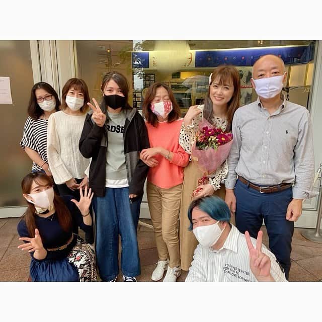 三島ゆかりさんのインスタグラム写真 - (三島ゆかりInstagram)「昨日のラジオ終わりに、局の方たちがみんなブースに来てくださってお花を頂きました💐🥺✨ 記念撮影をして、また戻ってきてな〜とまで言ってもらえて💖😭 すごく嬉しかったです🍎 昨年の4月よりDJとして就任させて頂きまして約1年半🎤 最初の1年間は夕方枠の1時間半の生放送で、ニュースや天気予報も読ませていただいて、難しい言葉の羅列や、意味がわからない株価や政治的ニュースもあり😂💦毎週が勉強というような感じでした✏️ 私はこれまで、イベントMCやテレビのお仕事など、明るく元気に、時には笑いもまじえてトークをするといったお仕事はたくさんしてきましたが、真面目にニュースを読んだり、ラジオの収録の経験はありましたが、生放送というのも初めてで😳 知識や経験もあまりない私をオーディションで合格させてくれた事、本当に感謝しています🙇‍♀️✨ そしてリスナーの皆さんとも、このラジオを通じて私の事を知ってくださった方もいらっしゃいますし、そこから私のSNSを見て他のお仕事まで応援してくださったり、本当にありがとうございます❤️❤️ 日本だけでなくスイスやアルゼンチンからもメッセージ頂いたりと、海外からでも聴いていただけるのがコミュニティラジオのいい所📻🎵 ここで出来た繋がりを大切に、これからも頑張って行きたいと思っています💪まだまだ応援よろしくお願いしますね〜❣️ ラジオ大好き💕😘 終わってからマネージャーさんにクレープご馳走してもらいました💗😋たまに食べる甘いもの、美味しいよね🍌 #radio #osaka #umeda #ウメダfmbehappy789 #生放送 #ラジオ #オープンスタジオ #三島ゆかり #ゆかりんご #ラジオ #世界遺産 #旅行 #ニュース #天気予報 #卒業 #ありがとうございました #ご褒美 #チョコバナナクレープ #music #follow」9月26日 11時00分 - apple340