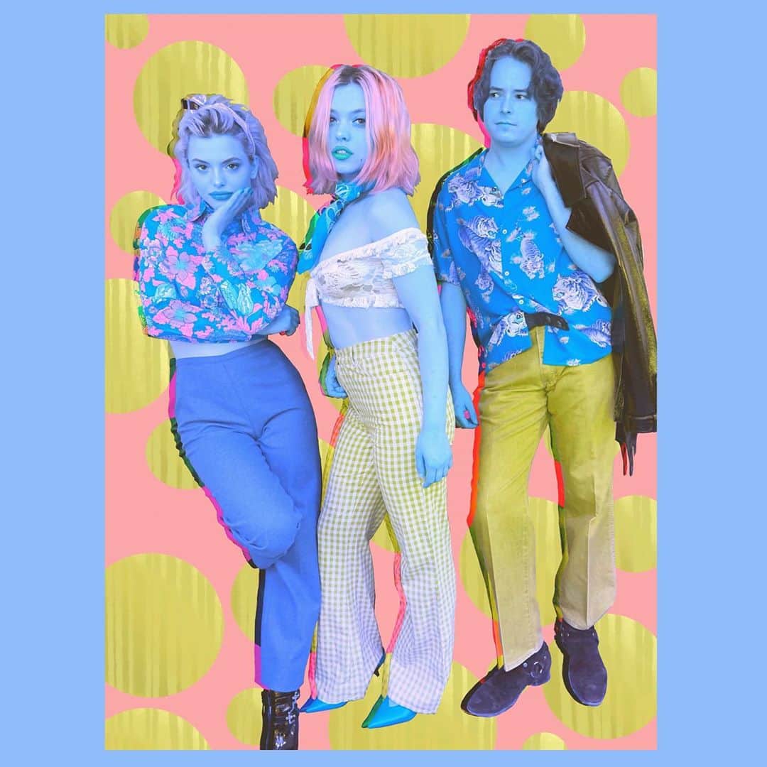 HEY VIOLETのインスタグラム：「🟡party🟡of🟡one🟡」