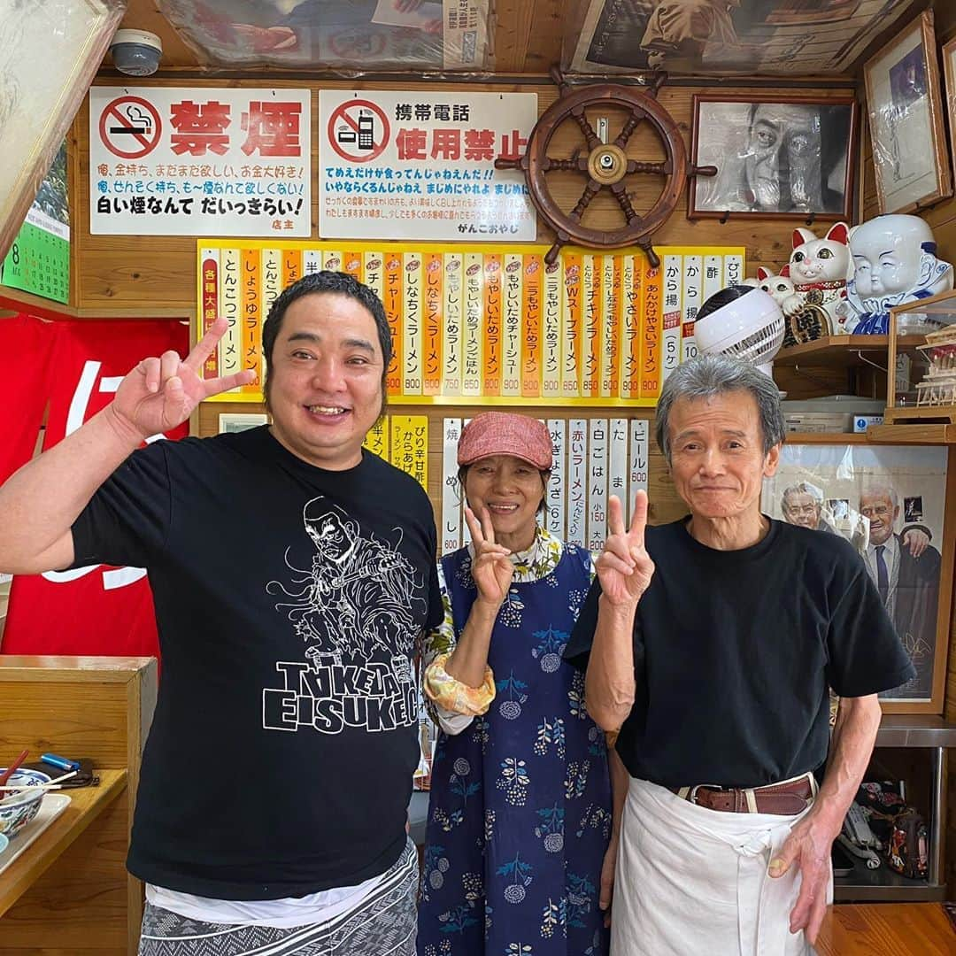 どさけんさんのインスタグラム写真 - (どさけんInstagram)「山陽小野田市の名店をご紹介！  ずっと行きたかった「ラーメン萬福」さんにやっと行けました！  ラーメンの種類が豊富なのが凄く嬉しい。  悩みに悩みどさけんはとんこつラーメン唐揚げセットをオーダー！  とんこつラーメンはとても優しいお味でした。そして細麺にスープが良くからまりたまらない一体感！空腹だった僕は一気にたべちゃいました！  唐揚げも卵焼きももちろんGood！サービス？で頂いた茄子のカラシ和えがちょー絶品！  大満足の800円でした！  隣の人がたべてた炒飯がめちゃくちゃ美味しそうでした！次回は絶対炒飯食べます！  #山陽小野田市 #山陽小野田 #スマイルシティ #麺シティ #レベル高い  #とんこつラーメン #どさけん #引越しました #最高な毎日」9月26日 11時12分 - dosaken101