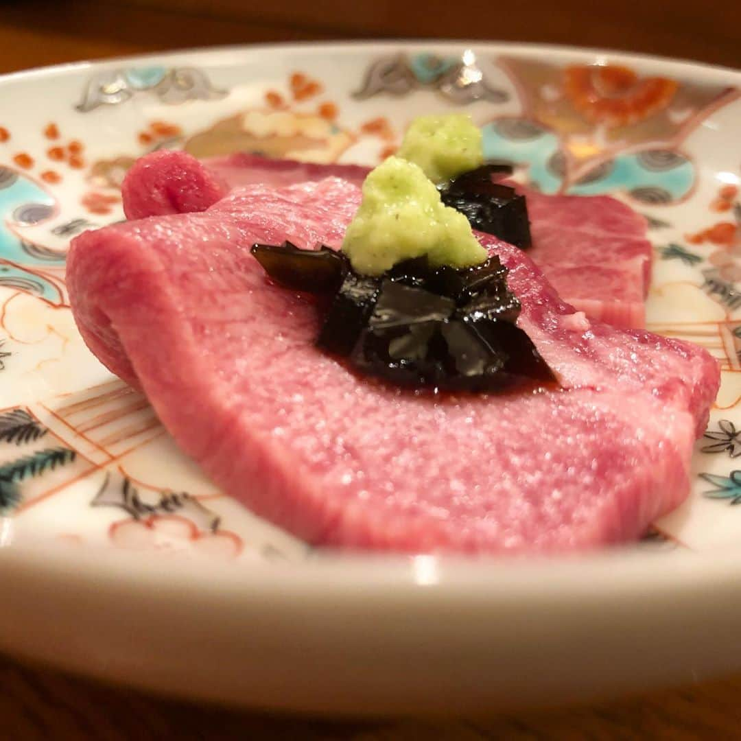 東京肉レポートさんのインスタグラム写真 - (東京肉レポートInstagram)「いつかの京都遠征！夜ごはんは「肉料理かなえ」へ！黒タンをまずはお刺身でいただきます！お店で合わせたお醤油を少しつけて！昆布の佃煮と山葵もいいアクセントになってて美味しい〜😚  価格帯： 10,000円〜15,000円 オススメメニュー：お刺身各種、タンシチュー、ステーキサンド  Three guys traveling to Kyoto for visiting only three favorite Wagyu restaurants ! The second restaurant : “Kanae” !  #肉料理かなえ #京都木屋町 #京都 #京都グルメ #肉割烹 #焼肉 #ステーキ #ユッケ #すき焼き #肉 #和牛 #牛 #グルメ #東京肉レポート #肉レポ #kanae #kyoto #hamburger #yakiniku #wagyu #beef #steak #instafood #food #foodie #barbecue #bbq #tokyo #tokyo_wagyu_report」9月26日 11時13分 - tokyo_wagyu_report