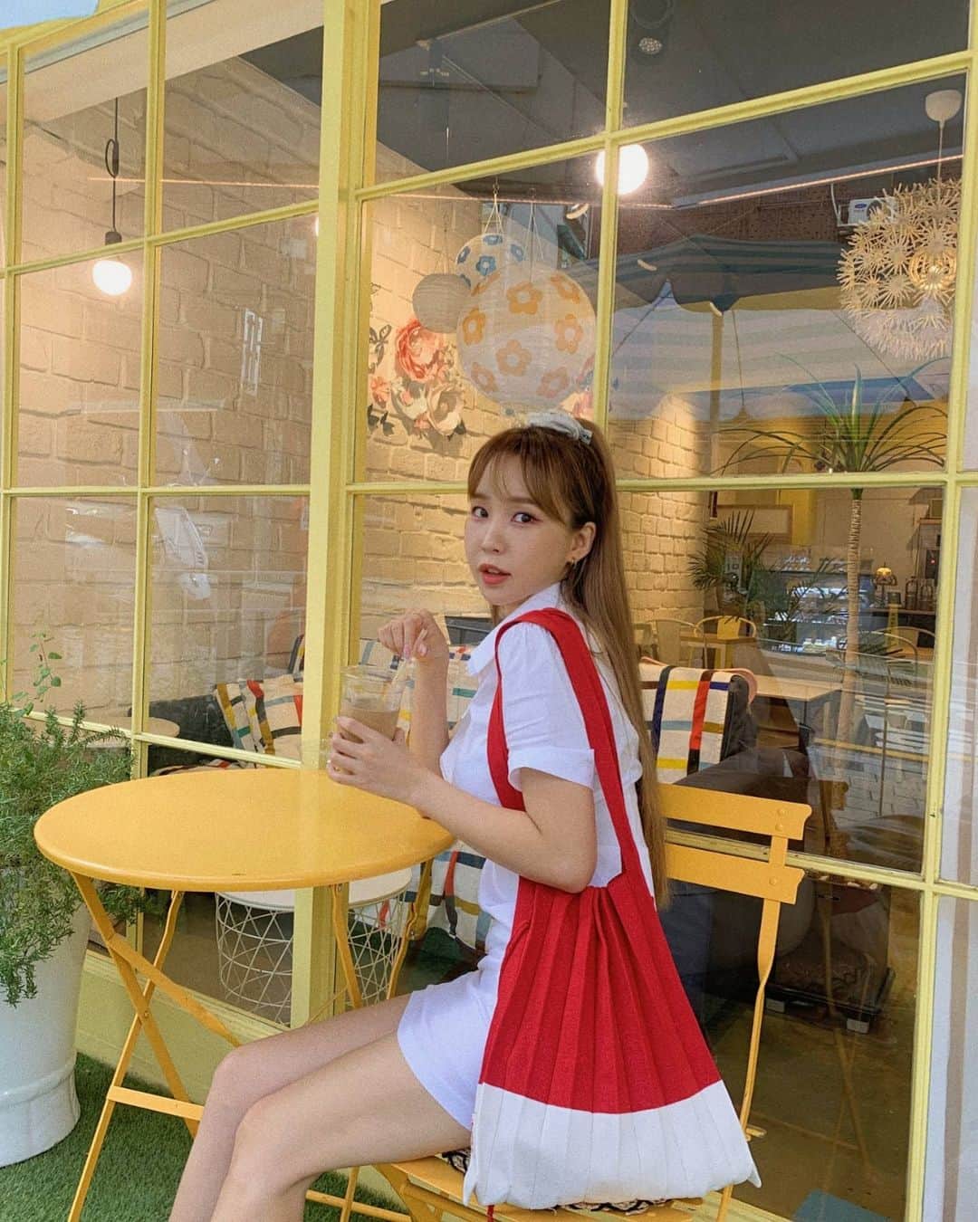 ウェイ のインスタグラム：「#오늘아님 화창했던 어느날💛  다들 점심 뭐드세요?😛 버거 vs 브리또 고민된다아아 Hope u guys arr doing well🌝」