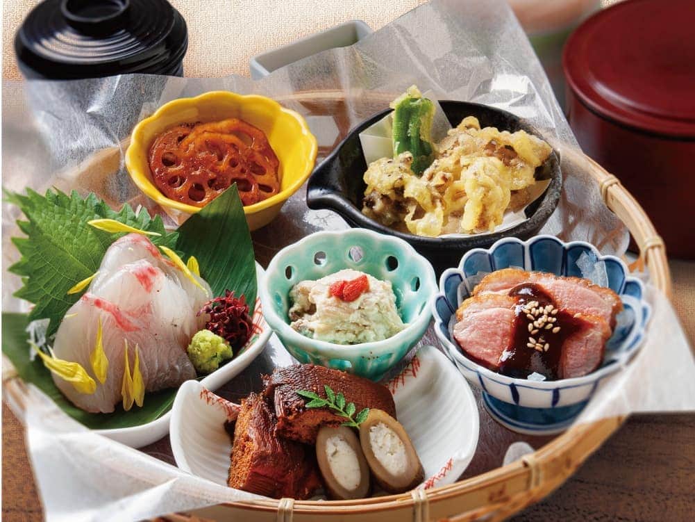 スパ ラクーア公式のインスタグラム：「. ／ 秋のボディメンテナンス 〜強いからだをつくる〜 ＼ . スパ ラクーアで現在開催中の「ボディメンテナンス」イベントでは、秋におすすめの食材を使った『負けないからだ』をつくる期間限定メニューを展開中！ . 和モダンリゾートレストラン #京都高台寺よ志のや では、秋の食材をふんだんに盛り込んだ、見て楽しい&食べて美味しい御膳や、カプサイシンがたっぷり入ったからだを内側から温める辛鍋が登場🔥 その他、今しか食べられない秋限定メニューも豊富にご用意しております！ . ●秋の花籠御膳  2,250円(税込) 　※10/30(金)までの販売です。 ●温活！大山鶏の旨辛鍋 1,620円(税込) . 美味しく食事を楽しんで、ウイルスに負けない強いからだをつくりましょう！ . -------------------------------------------- 館内の飲食店舗では、皆さまに安心してお食事をお楽しみいただくために、感染予防対策を実施しております。 -------------------------------------------- . #スパラクーア #スパ #ラクーア #東京ドームシティ #温泉 #温泉好き #サウナ #岩盤浴 #免疫力アップ #免疫機能 #ボディメンテナンス #秋 #イベント #和食 #旬の食材 #温活  #心にも潤いを」